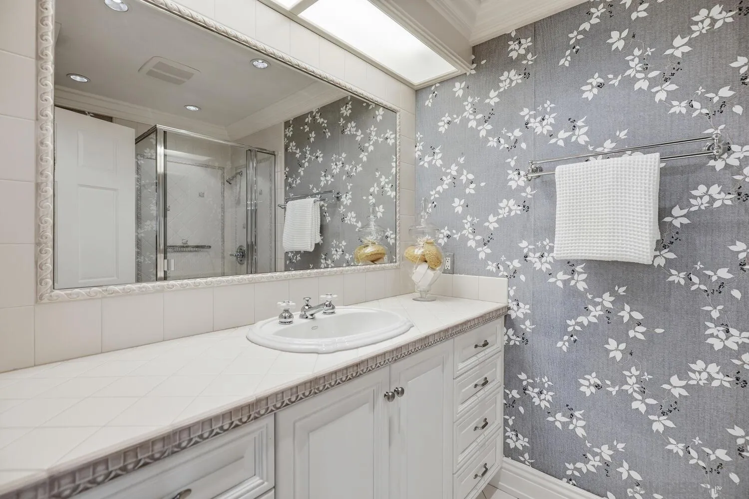 https://cdn.realtyfeed.com/cdn/127/260008111/f051f6693404a53ea9f95382138ef927.webp
