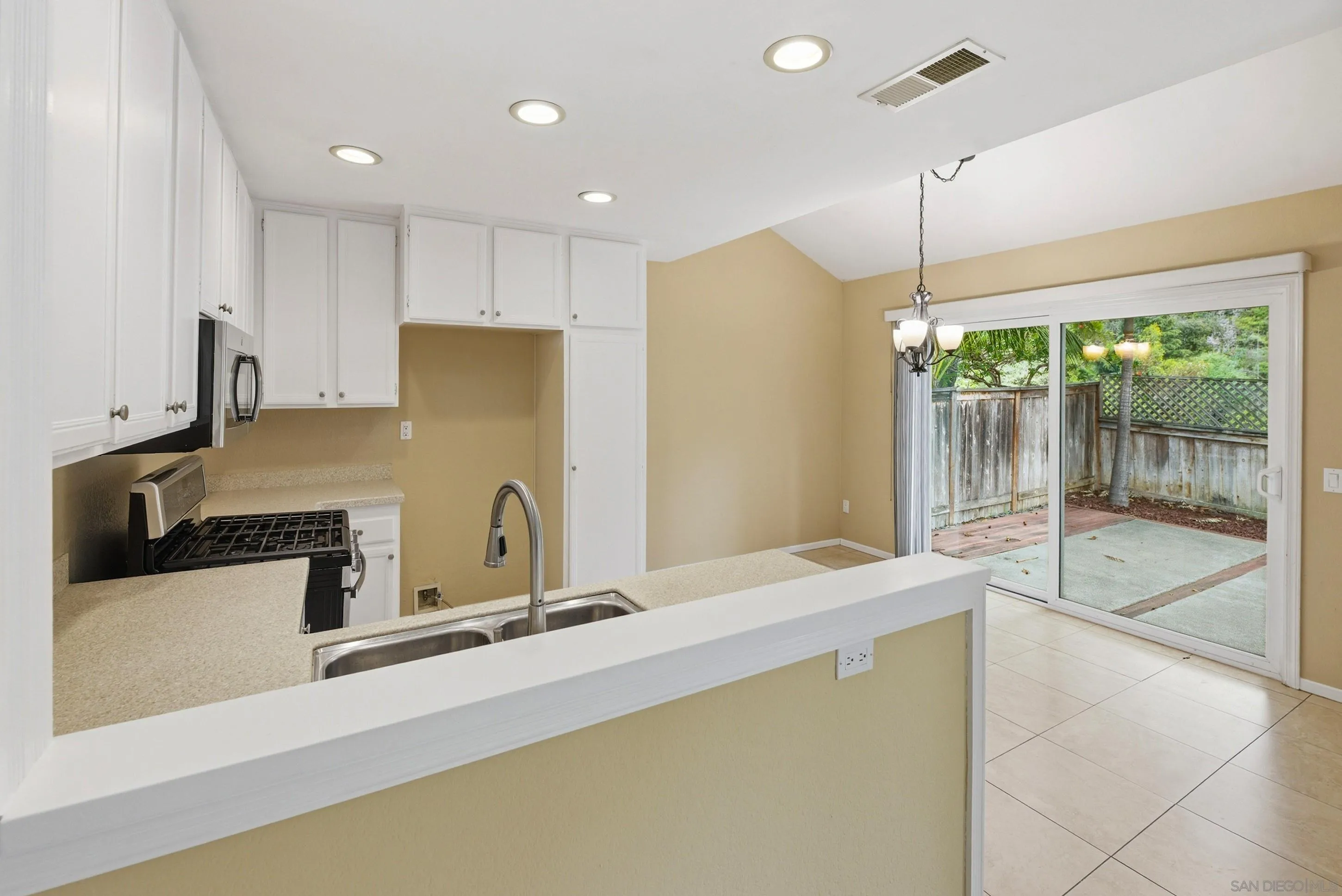 Photo #11: 260008117 Listing: Photo #11