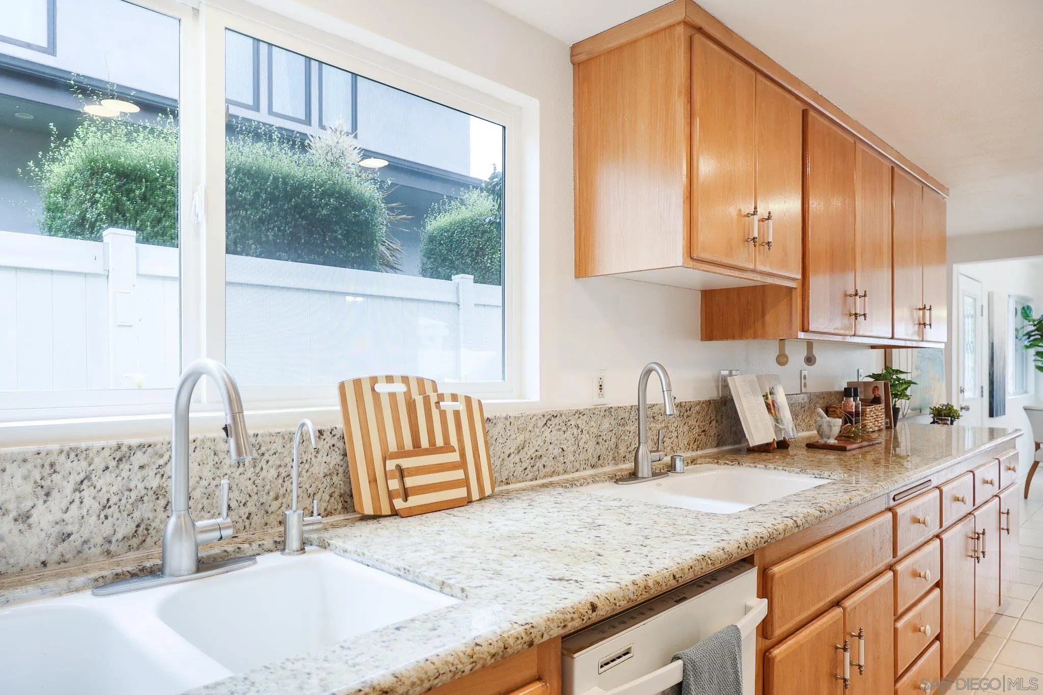 https://cdn.realtyfeed.com/cdn/127/260008118/c2945f7b4f5f0c31349a84c42ead7298.webp