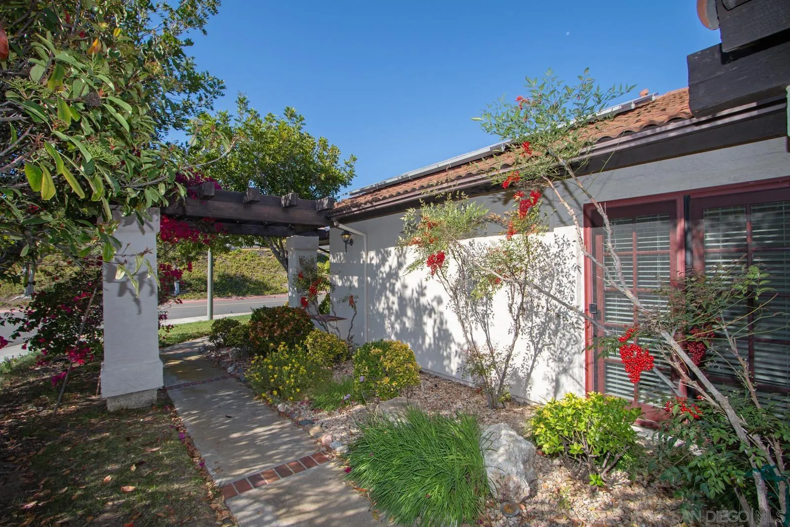 https://cdn.realtyfeed.com/cdn/127/260008134/2b12de5b020f44255ed4cac93a645b24.webp