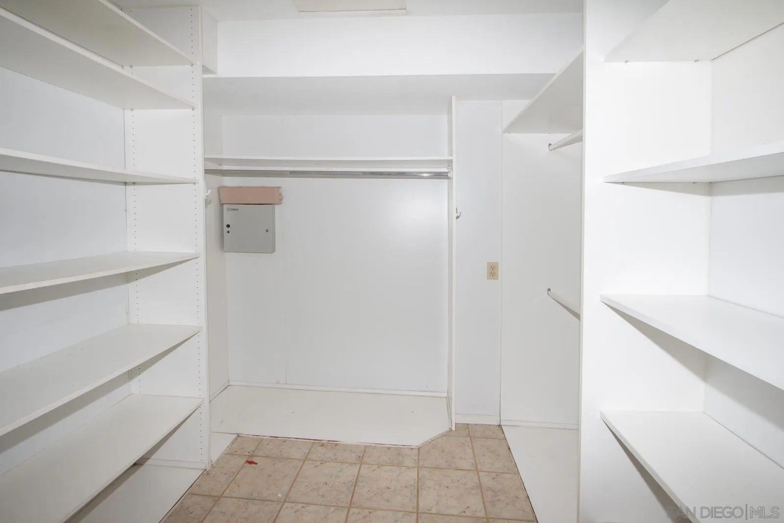 https://cdn.realtyfeed.com/cdn/127/260008134/89b683f6edf4af88a10231366af0c0ce.webp