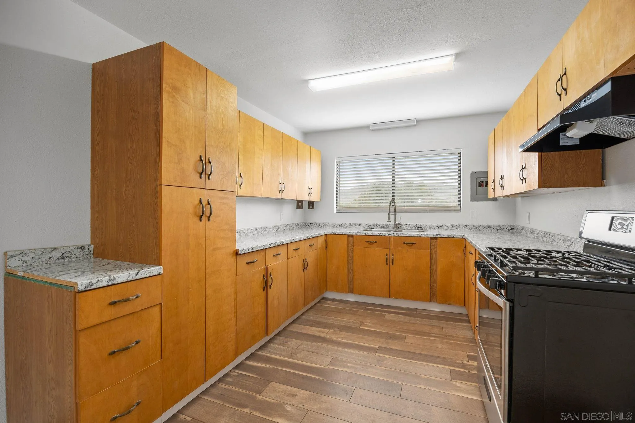 https://cdn.realtyfeed.com/cdn/127/260008161/22eea57d6c786336729af10dfb6bee55.webp