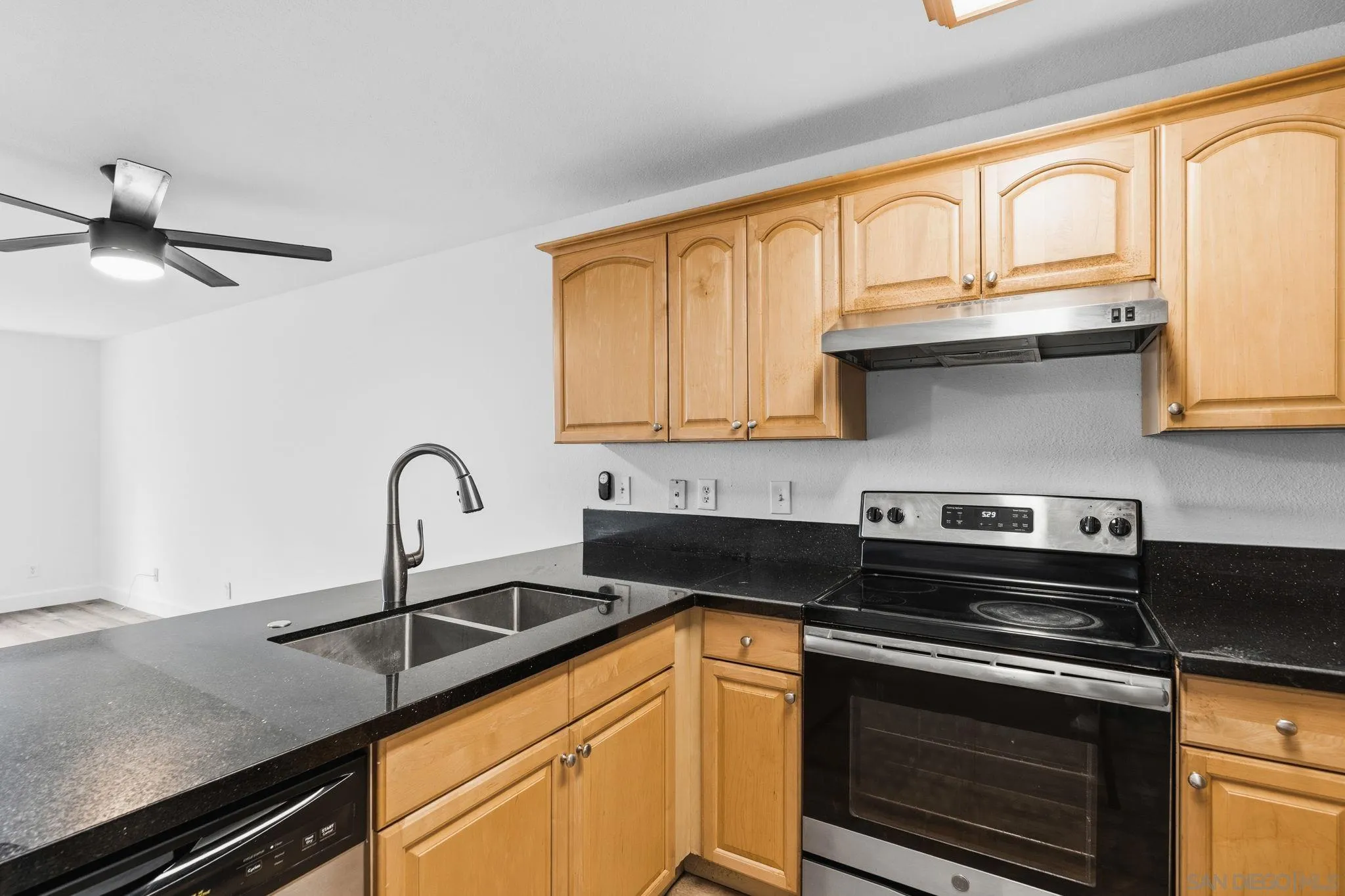 Photo #1: 260008189 Listing: Photo #1