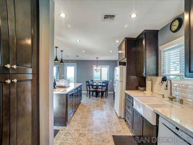 https://cdn.realtyfeed.com/cdn/127/260008206/1f1ddd0cef1386c4bf905ba1f8354c98.webp