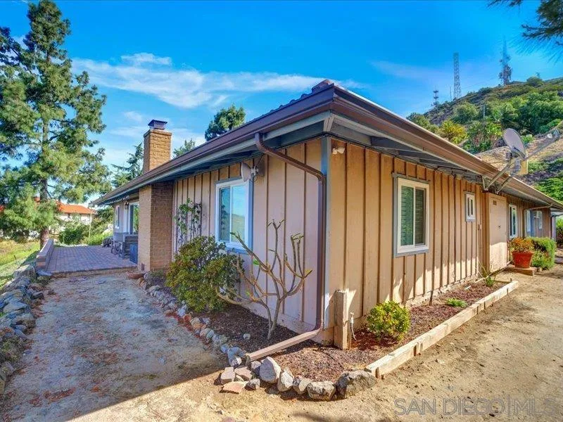 https://cdn.realtyfeed.com/cdn/127/260008206/8cf58466612cc4a08f3f62fe84094342.webp