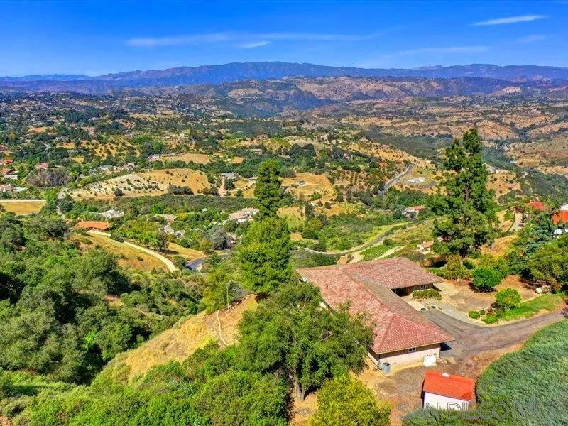https://cdn.realtyfeed.com/cdn/127/260008206/fb385bc4f961239653b72534fc2547fc.webp