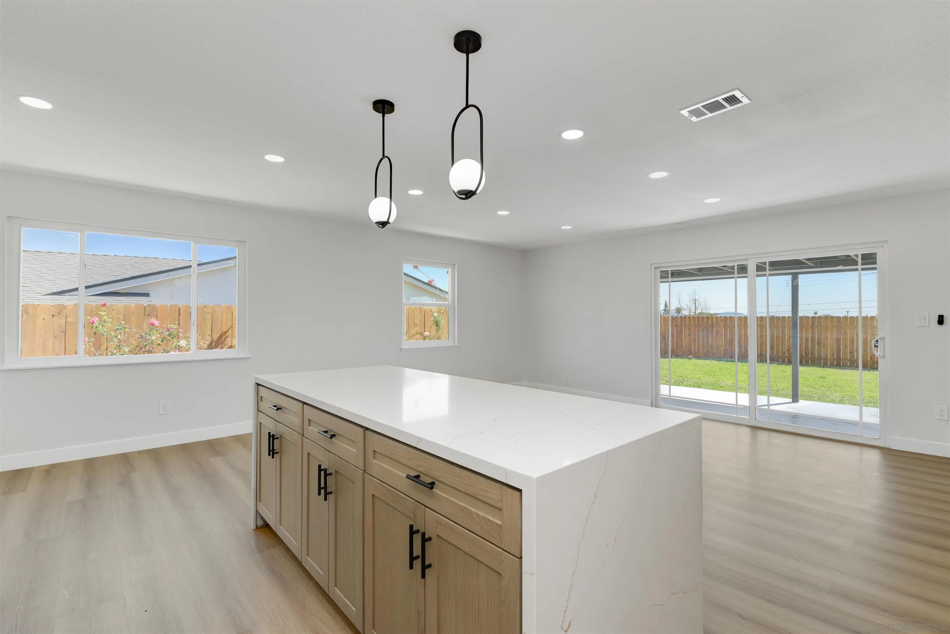 https://cdn.realtyfeed.com/cdn/127/260008209/3586672404fb588c1d20ba97d75ffad1.webp