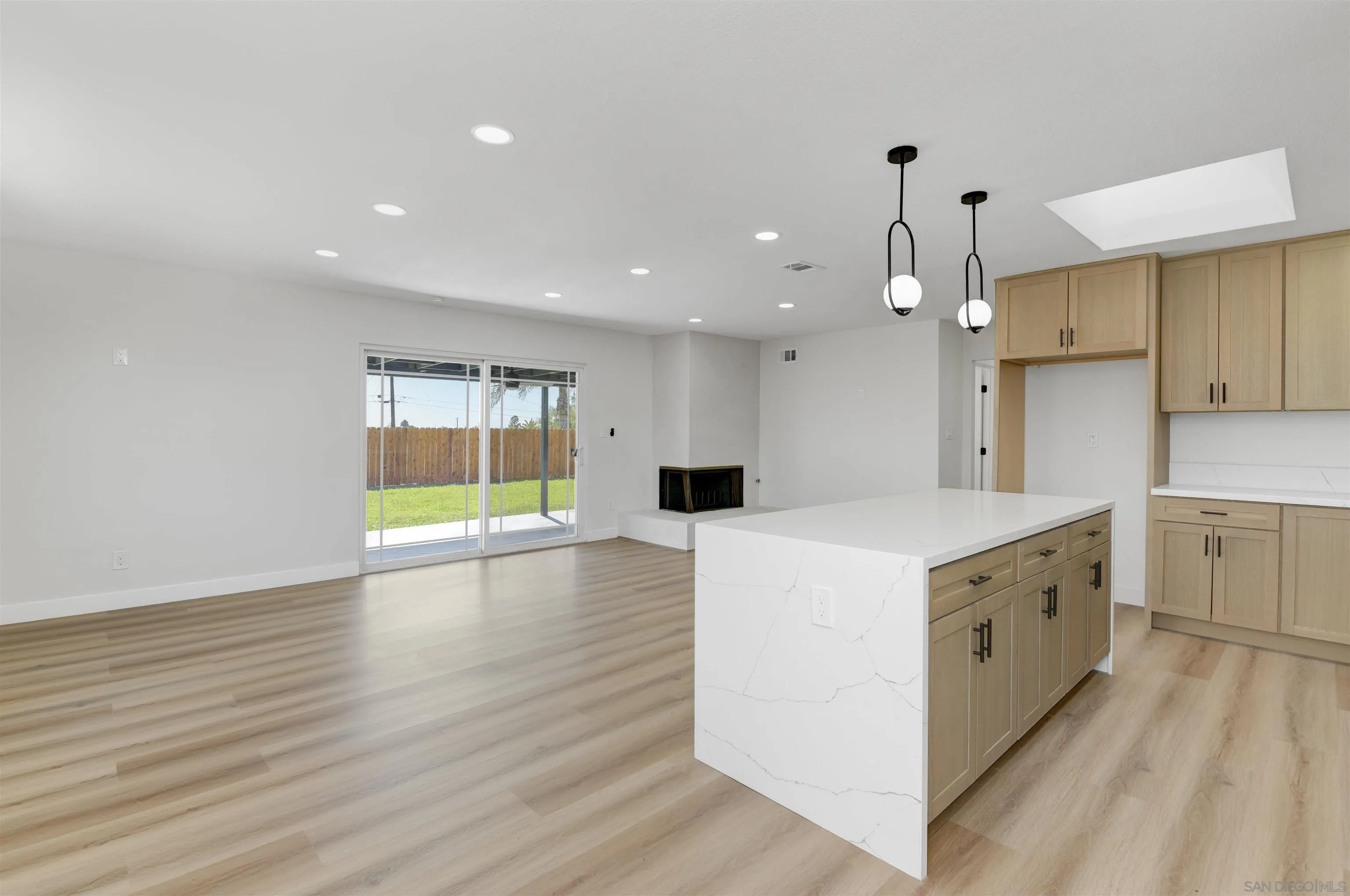 https://cdn.realtyfeed.com/cdn/127/260008209/40aebdc7b4fba5e7877b6742018ff106.webp