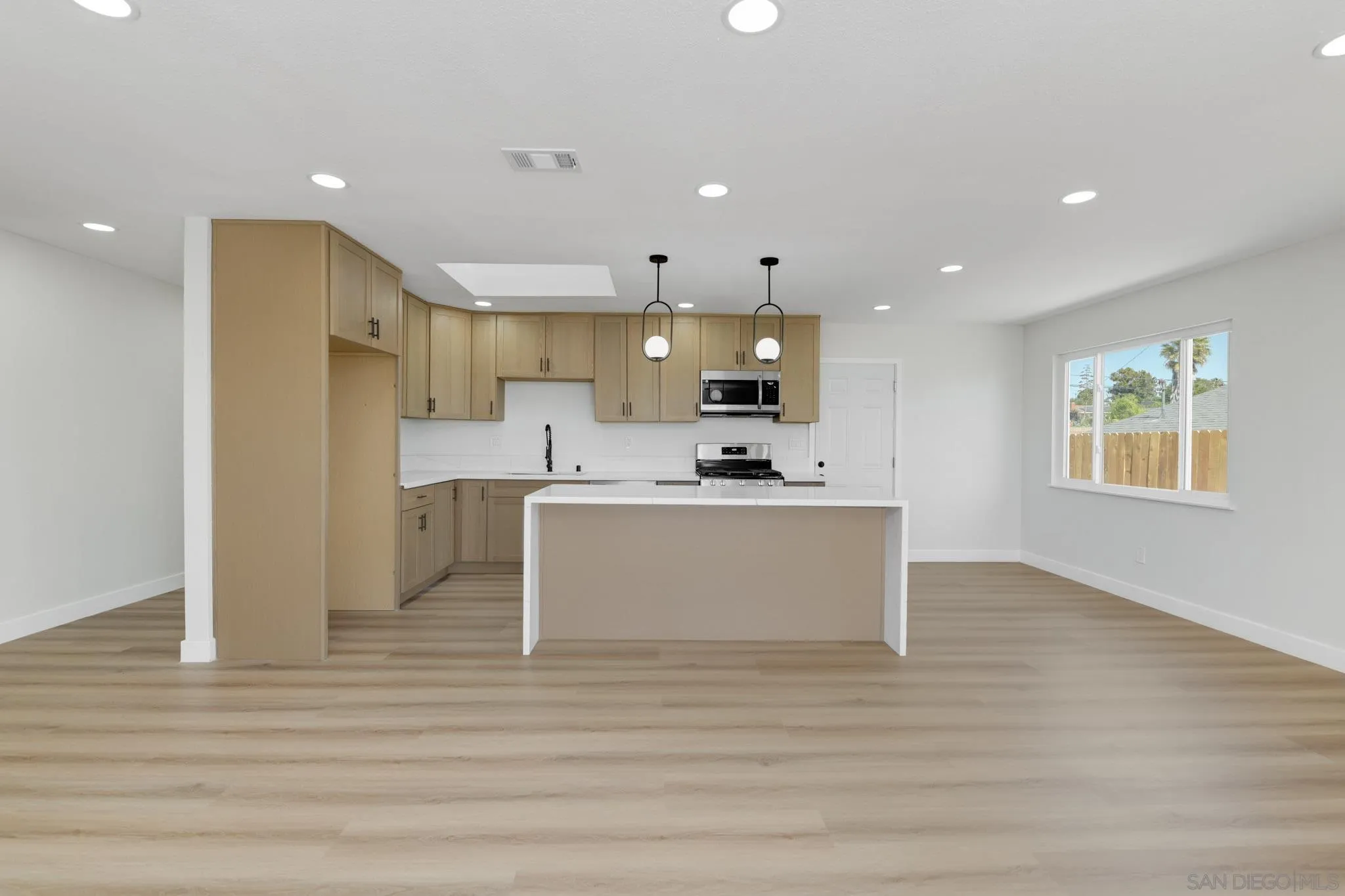 https://cdn.realtyfeed.com/cdn/127/260008209/5eeabdfc0866ddc9ab0f8b387f7d3043.webp