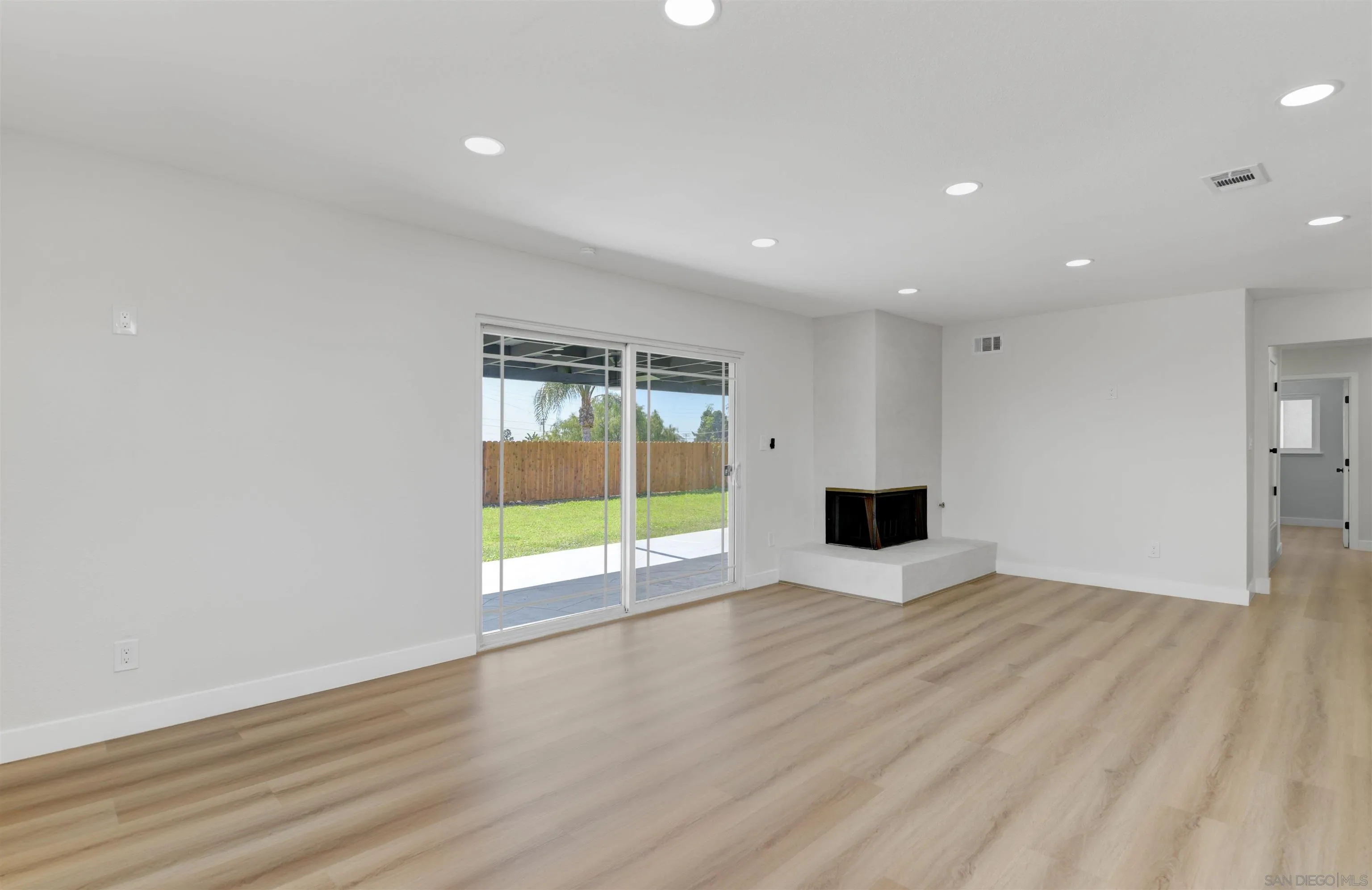 https://cdn.realtyfeed.com/cdn/127/260008209/8220b16cdb180a63f1ce03b663222c23.webp