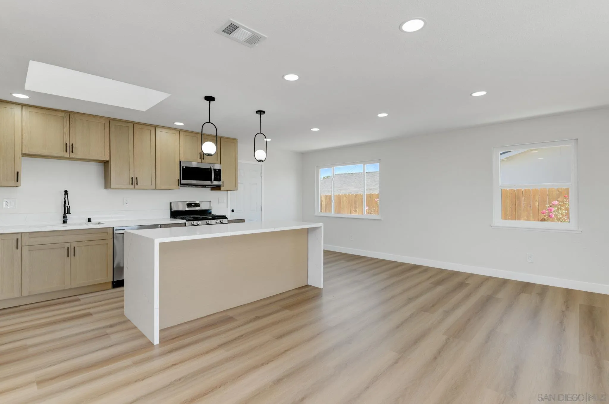 https://cdn.realtyfeed.com/cdn/127/260008209/988497a67538cdc86cdbf51baf369058.webp