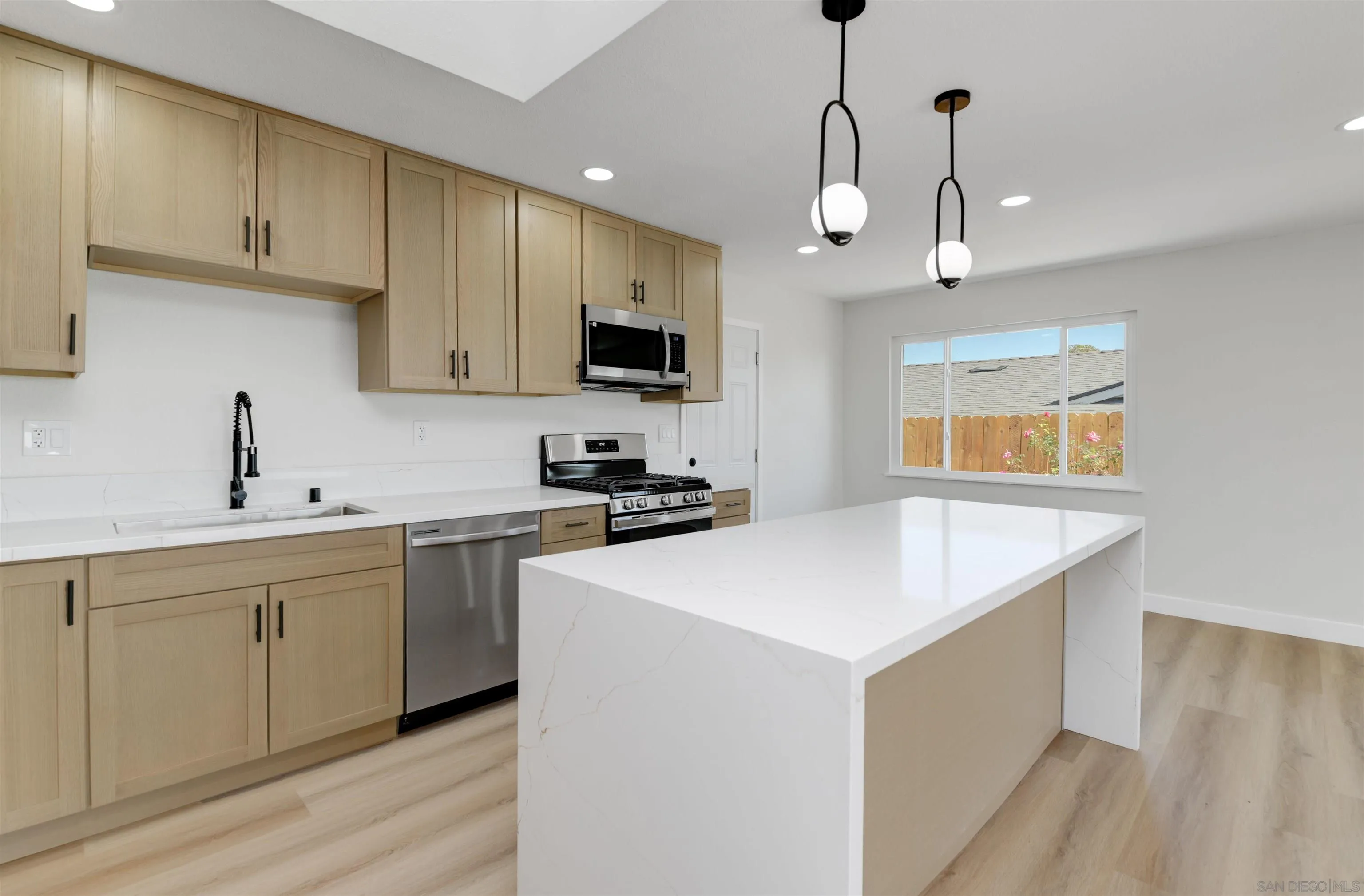 https://cdn.realtyfeed.com/cdn/127/260008209/9d91f3e3c32d49b974889151fb106531.webp