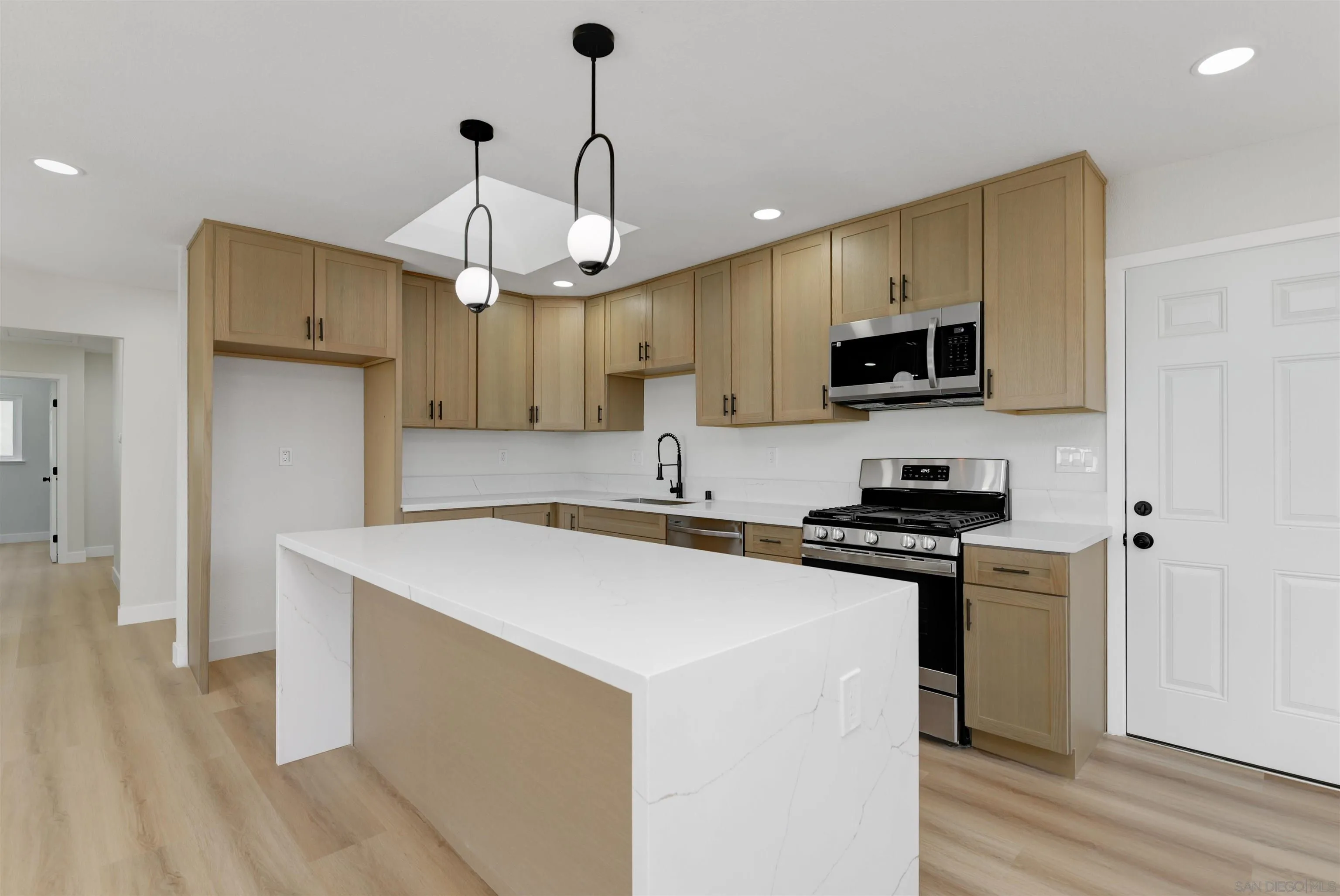 https://cdn.realtyfeed.com/cdn/127/260008209/b976025436e3bf4ff3291484fc71ef85.webp