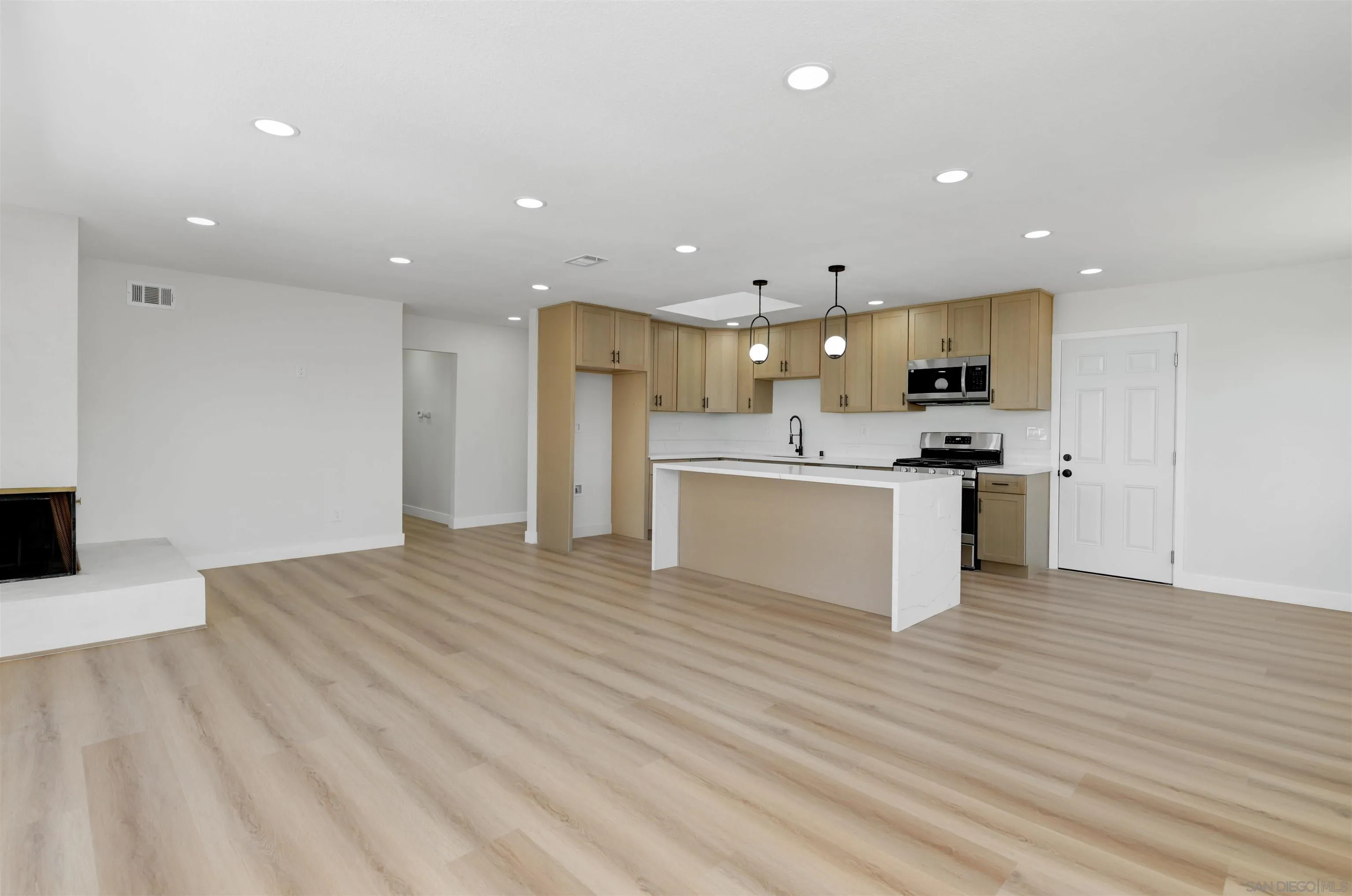 https://cdn.realtyfeed.com/cdn/127/260008209/cdbb61d2c71833946a238bffe7a1ad44.webp