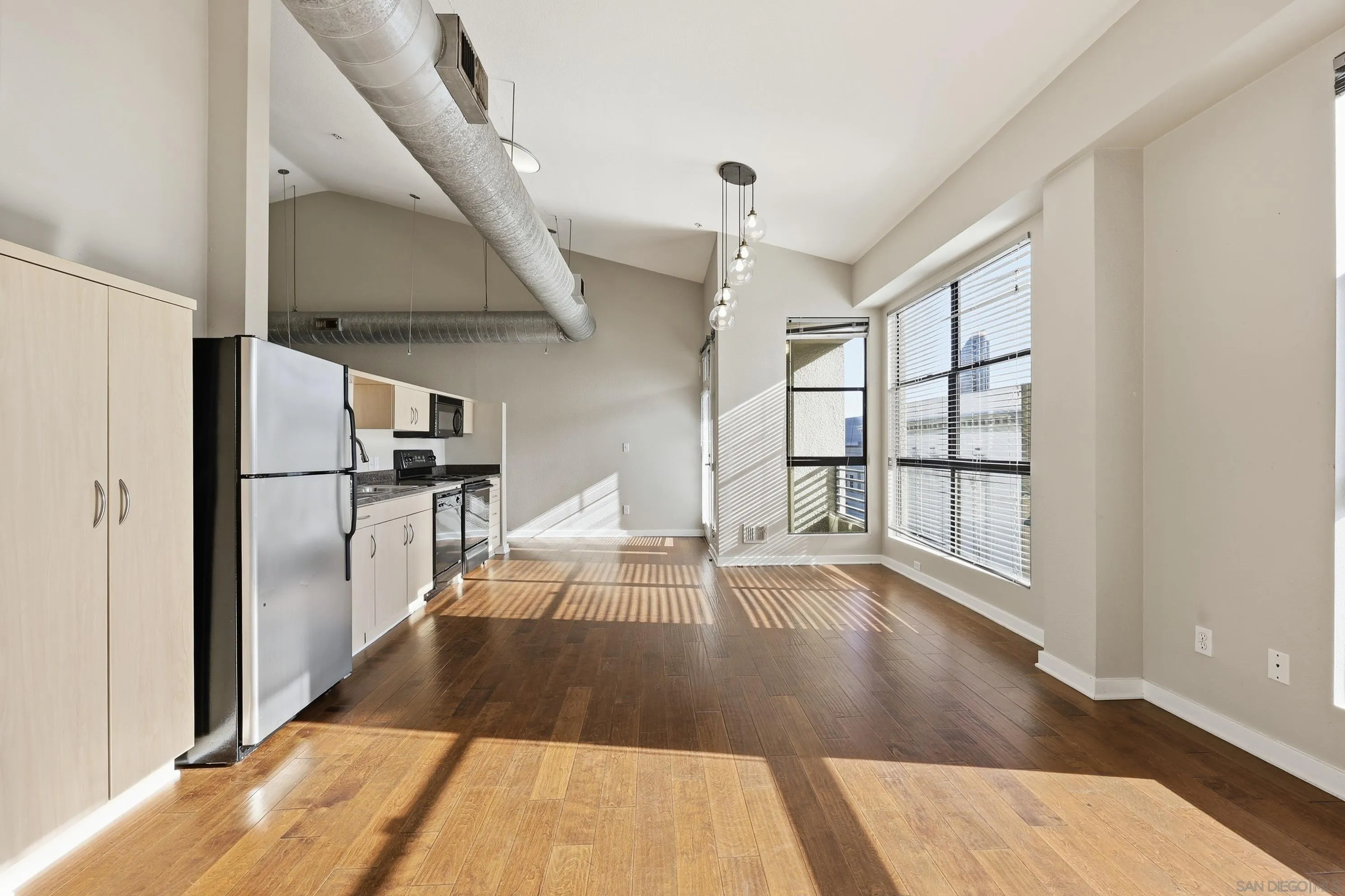 Photo #2: 260008239 Listing: Photo #2