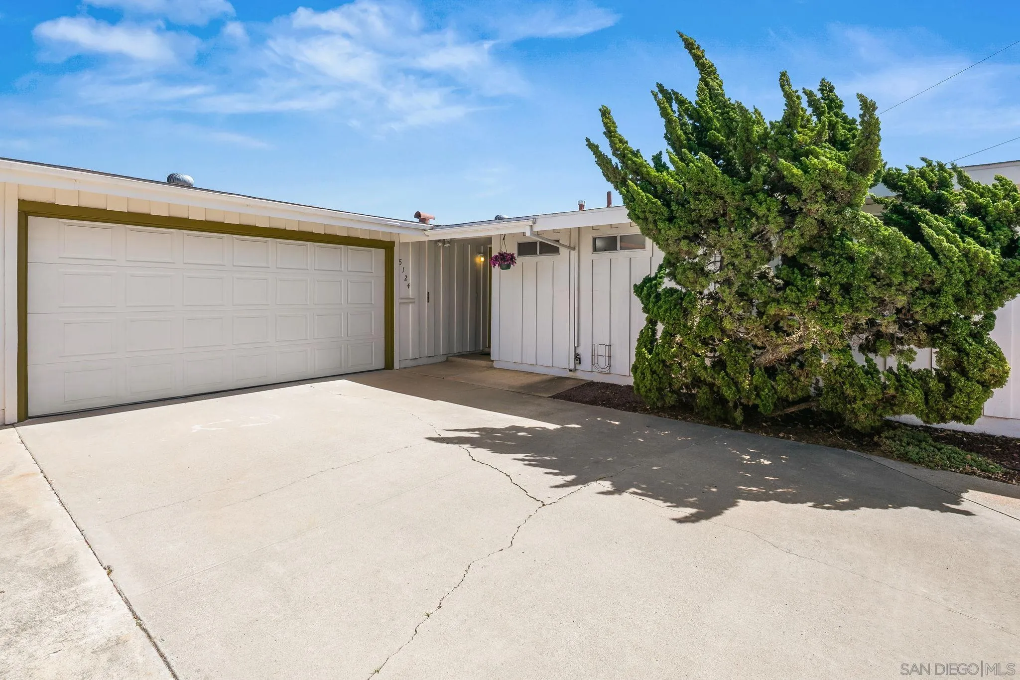 https://cdn.realtyfeed.com/cdn/127/260008248/c9d8a9b98cee772a172a3288c17d4268.webp