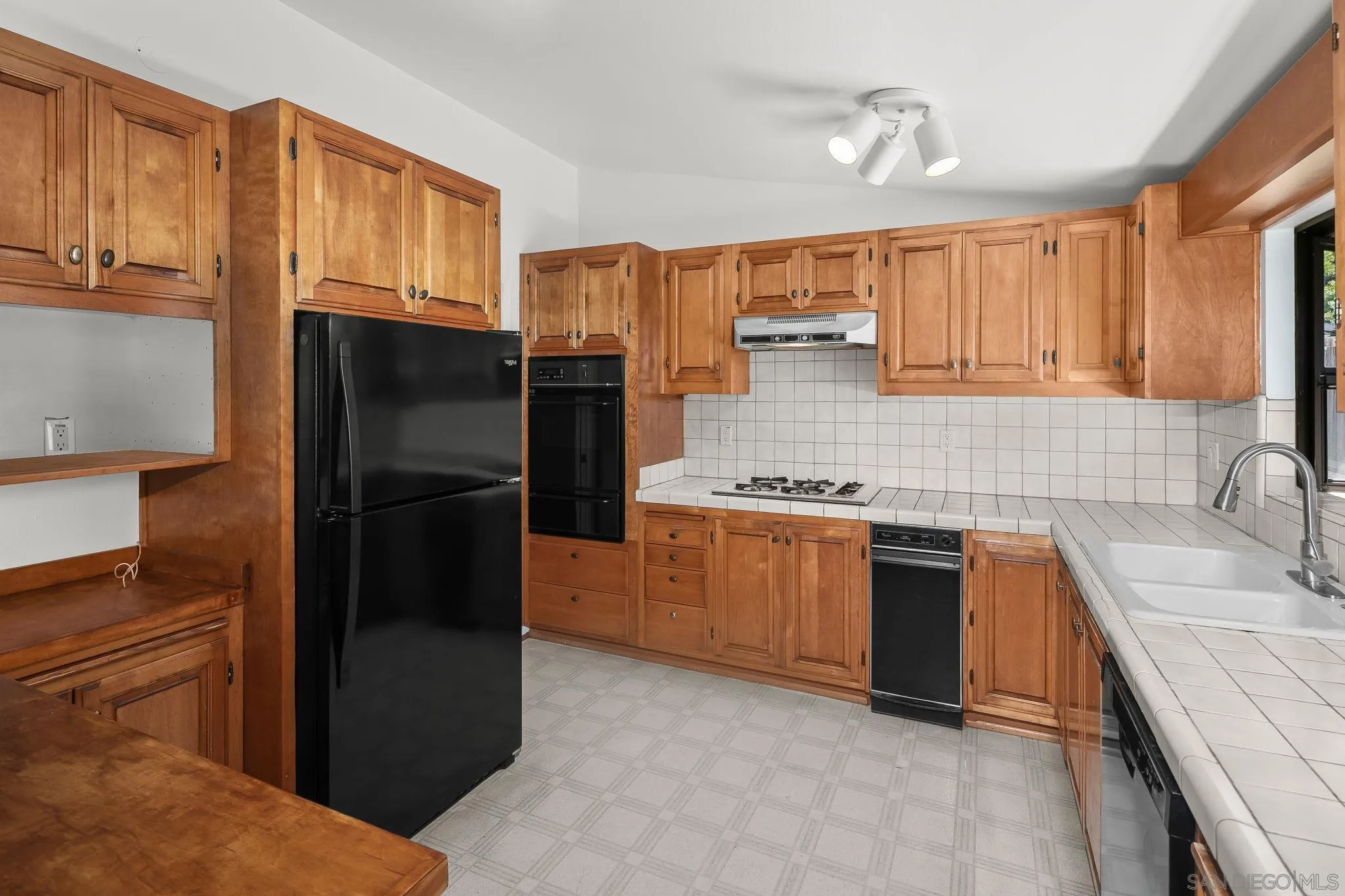 https://cdn.realtyfeed.com/cdn/127/260008248/e6555235cc284d953431cd81accf5845.webp