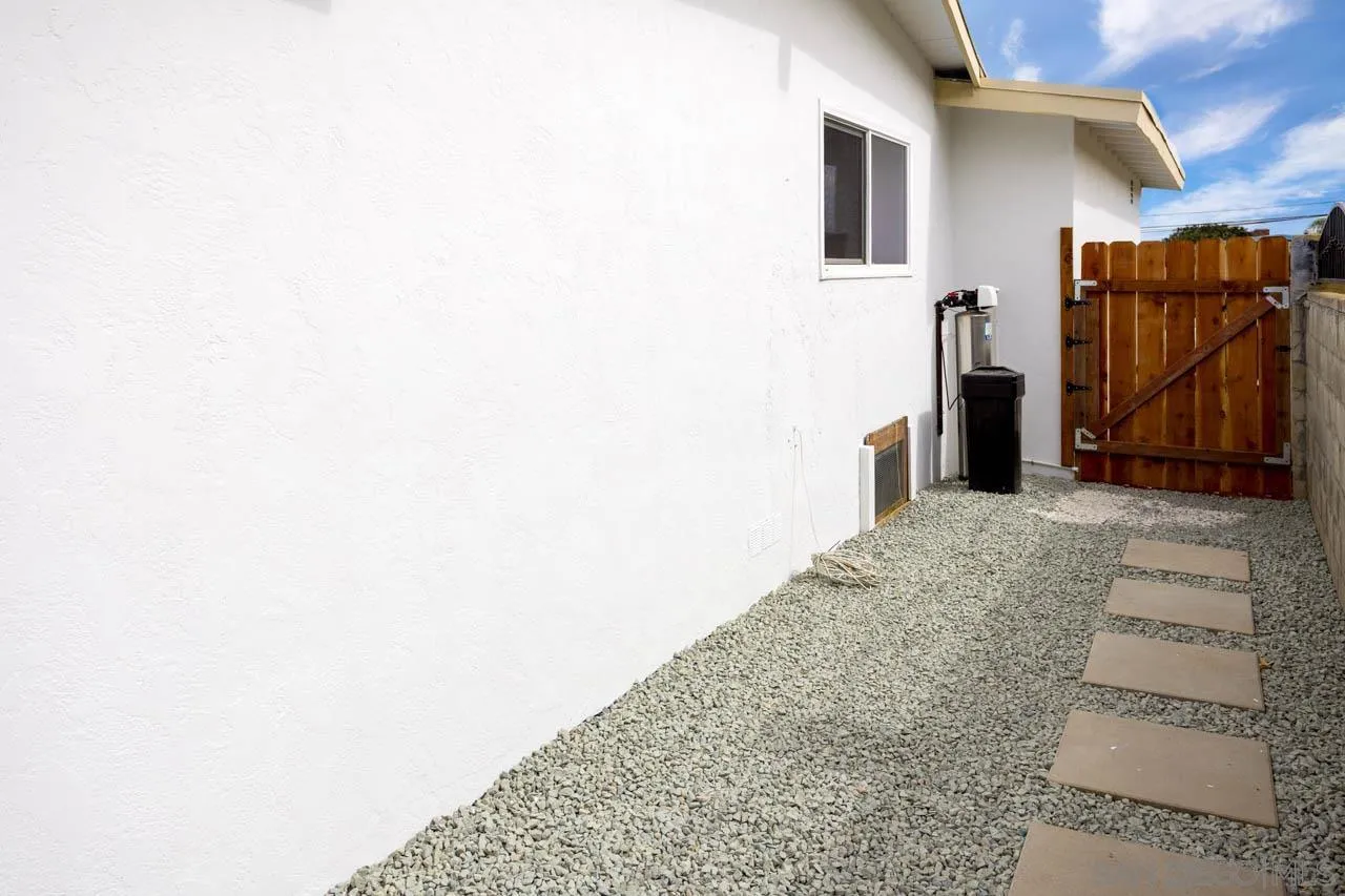 https://cdn.realtyfeed.com/cdn/127/260008256/23897bac83e69a25aec20d750afceae2.webp