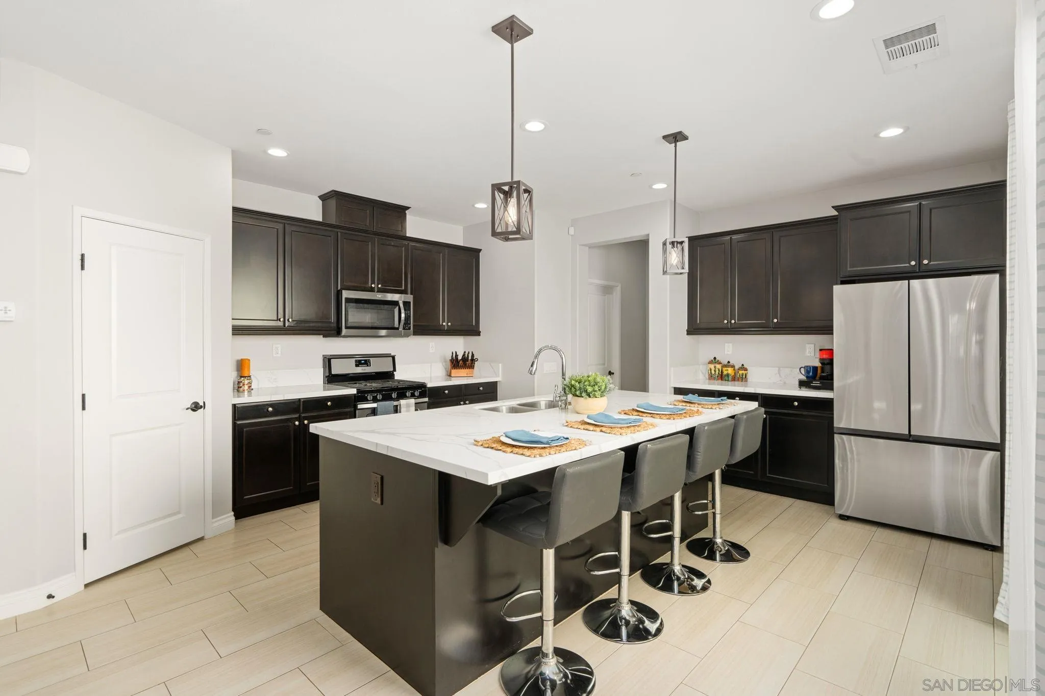 https://cdn.realtyfeed.com/cdn/127/260008295/9467d115ee1ce81493f8c0426db71cb9.webp