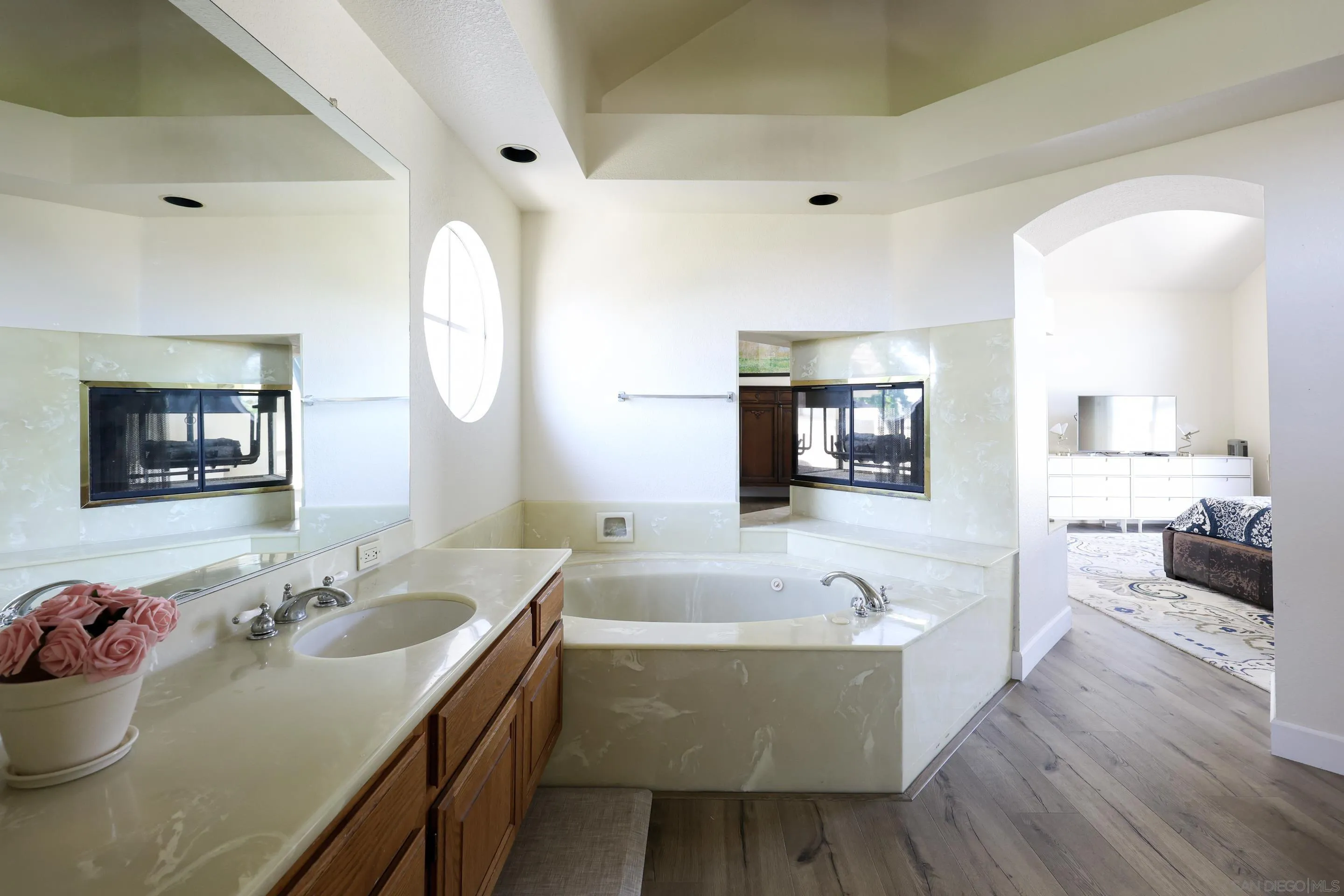 https://cdn.realtyfeed.com/cdn/127/260008299/5eac7f82819a23f42ef4166acac656c0.webp