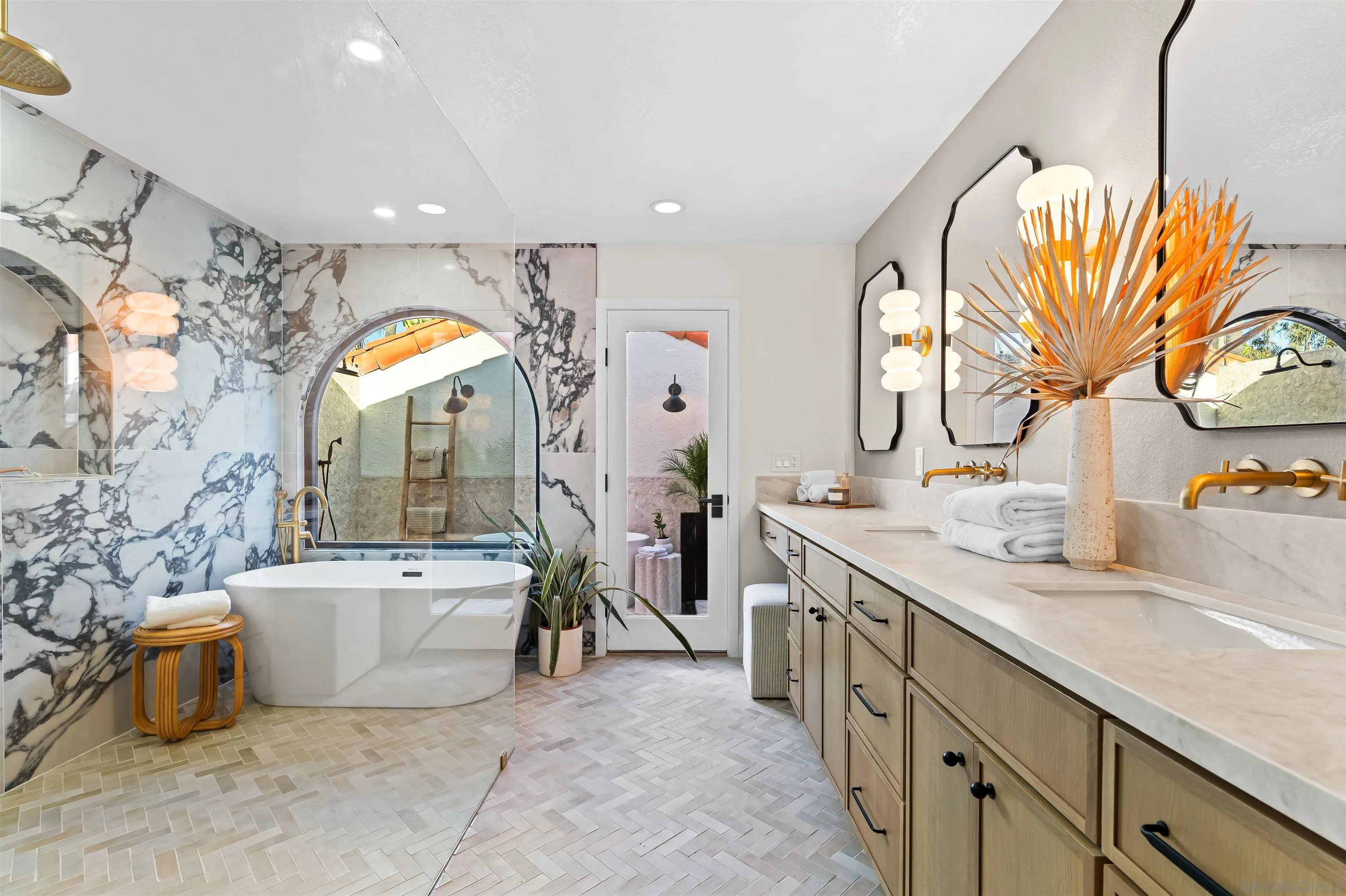 https://cdn.realtyfeed.com/cdn/127/2600083/8d9e85daf86ffc0399b8e32959d22e74.webp