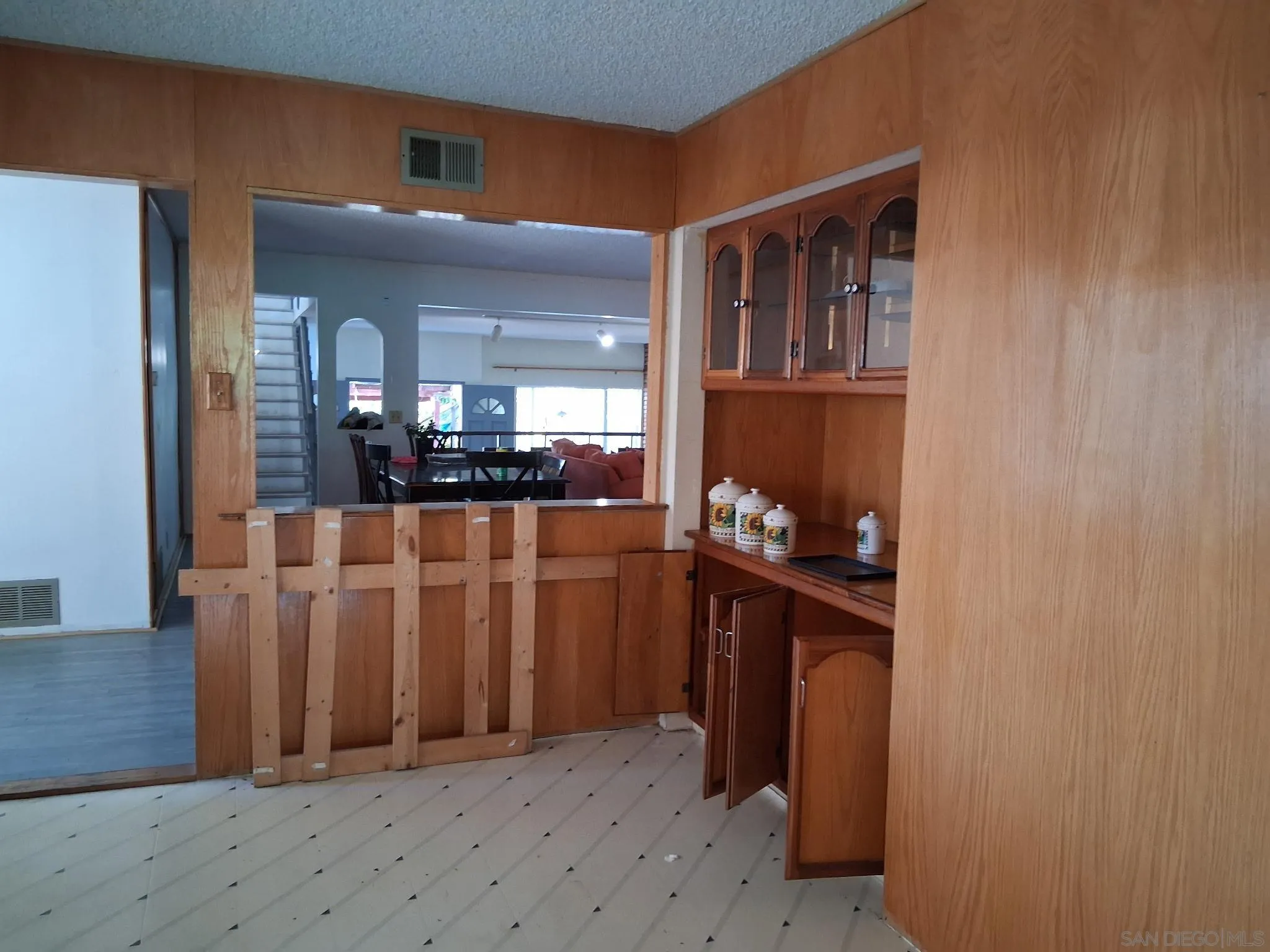https://cdn.realtyfeed.com/cdn/127/260008308/868a799db68f22983bb7e6277c828279.webp