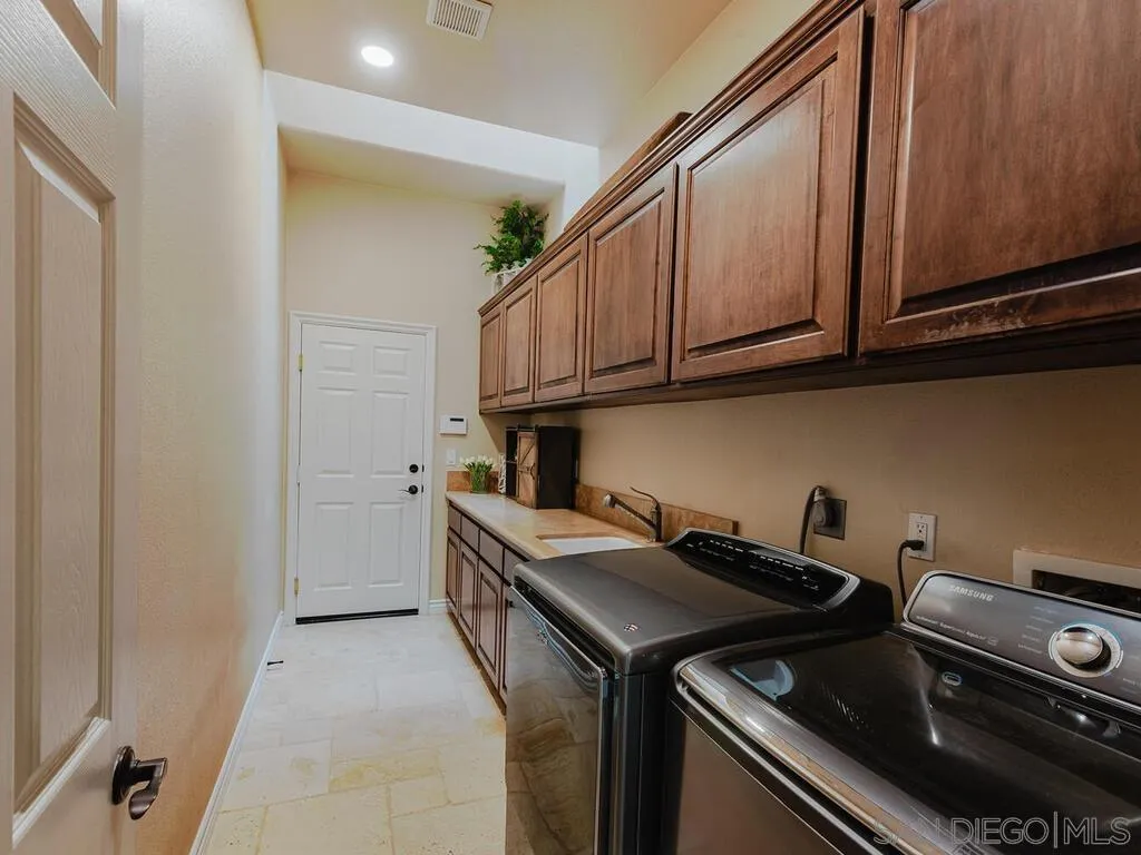 https://cdn.realtyfeed.com/cdn/127/260008318/482c704c5b1addecb13036e1d2b19bce.webp