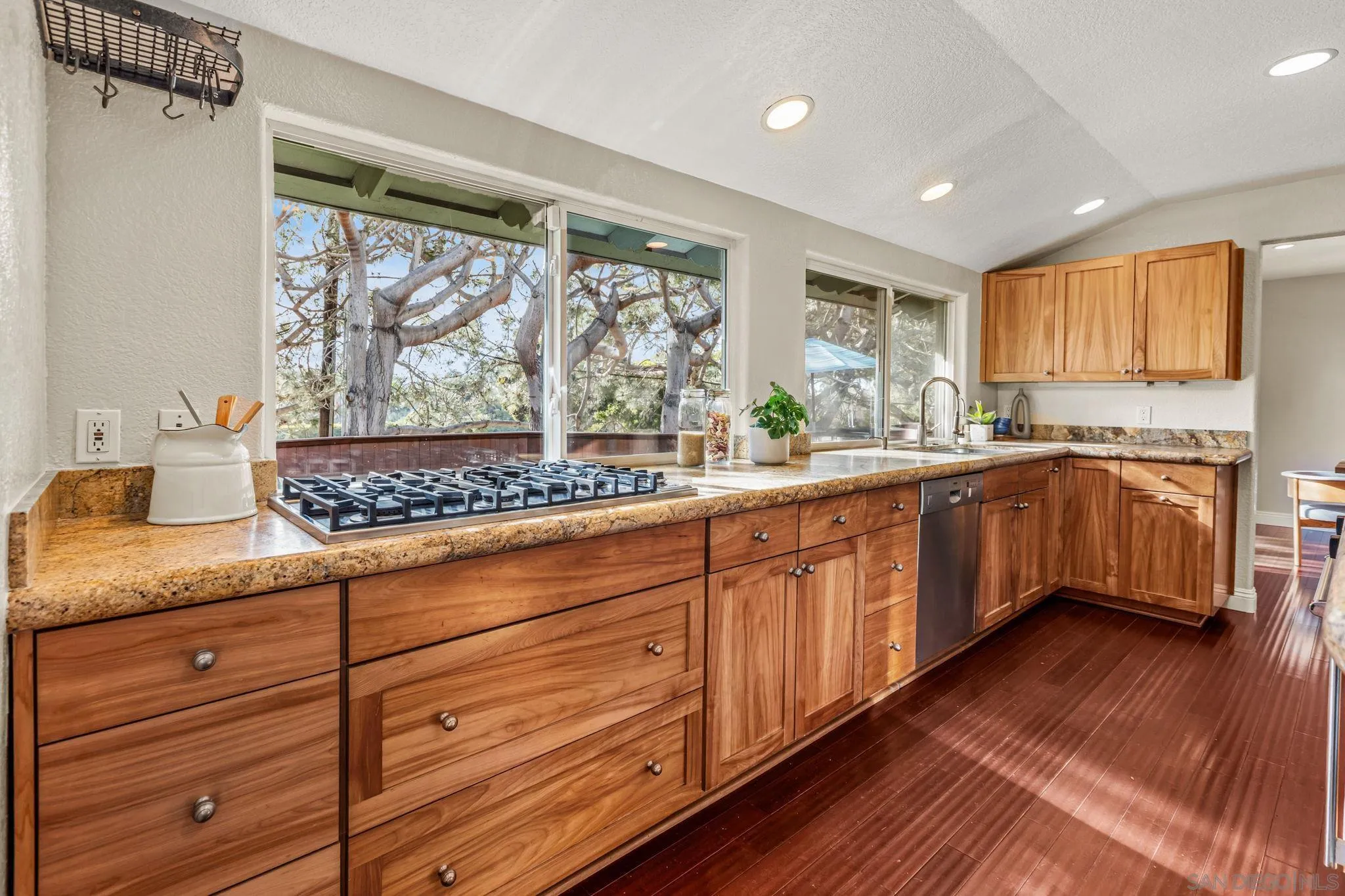 https://cdn.realtyfeed.com/cdn/127/260008329/8fa6fc4f5faa78abad3b7cf79592762a.webp