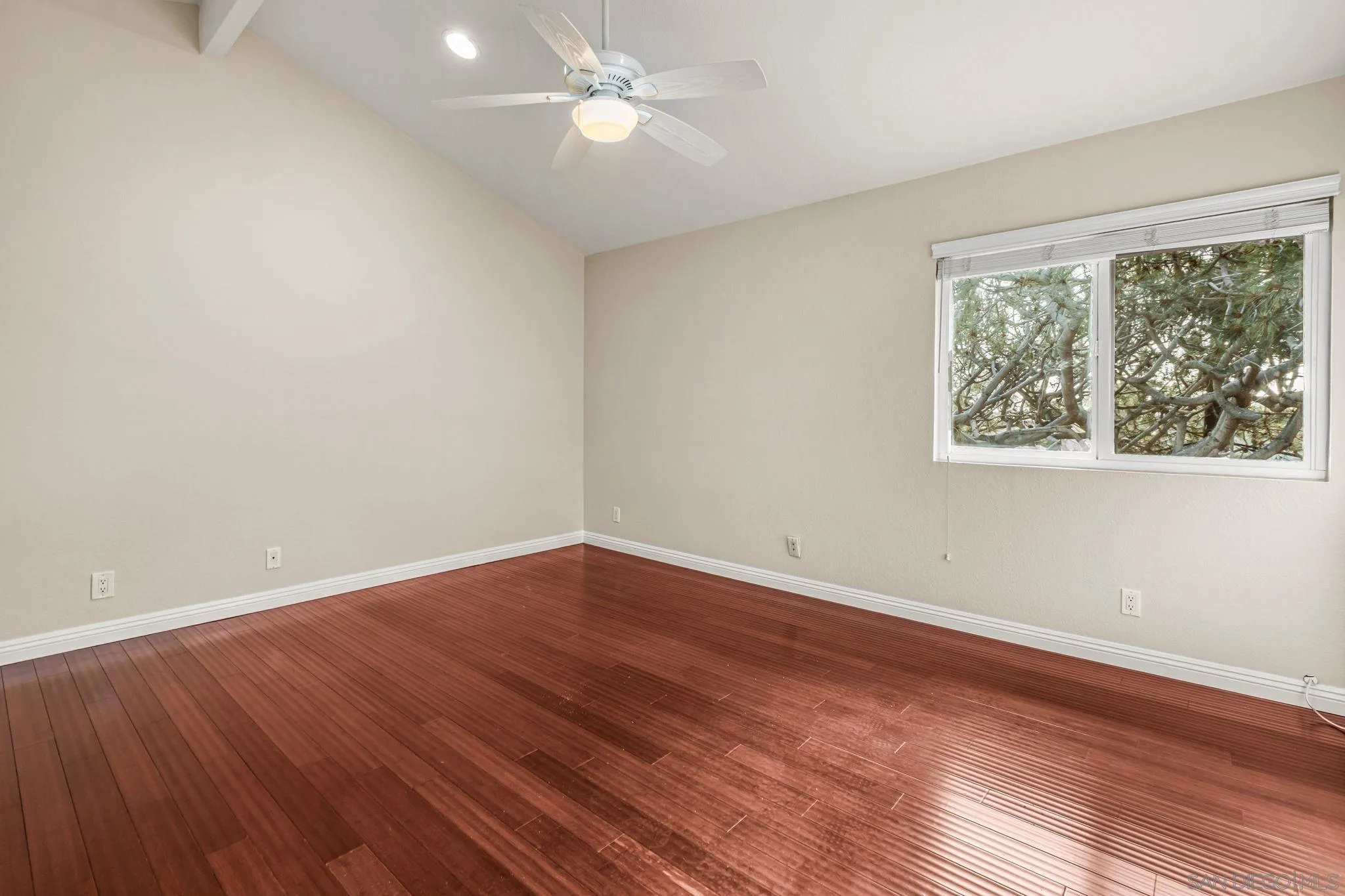 https://cdn.realtyfeed.com/cdn/127/260008329/9ede275f698d6598e556d810c53e13d7.webp