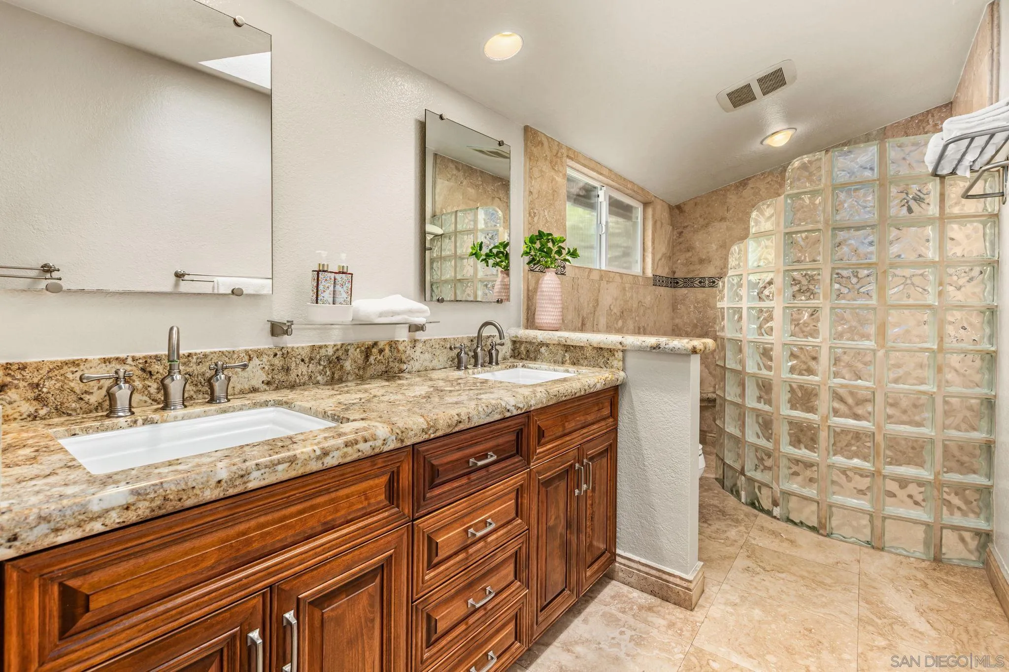 https://cdn.realtyfeed.com/cdn/127/260008329/a0e19ce8f48c7179a176c14f04cb2049.webp