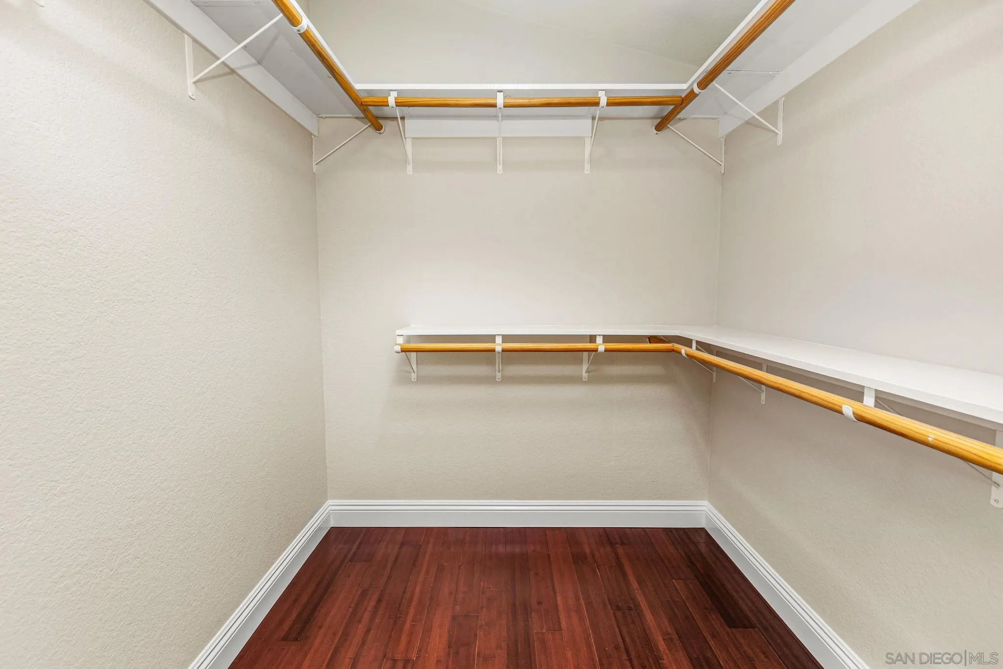 https://cdn.realtyfeed.com/cdn/127/260008329/cb811c7605ddfa27043dc9f7c03a6106.webp