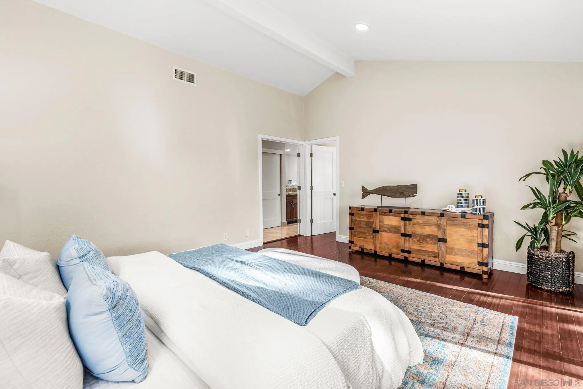 https://cdn.realtyfeed.com/cdn/127/260008329/cfb2c7fbaff58124832f032588a0b984.webp