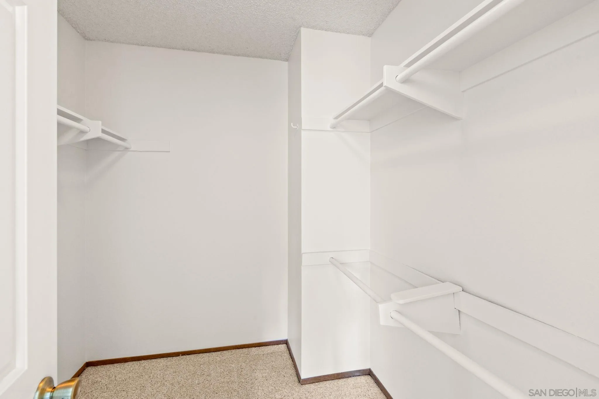 https://cdn.realtyfeed.com/cdn/127/260008334/3b3566153369d4f091a153ab5808986a.webp