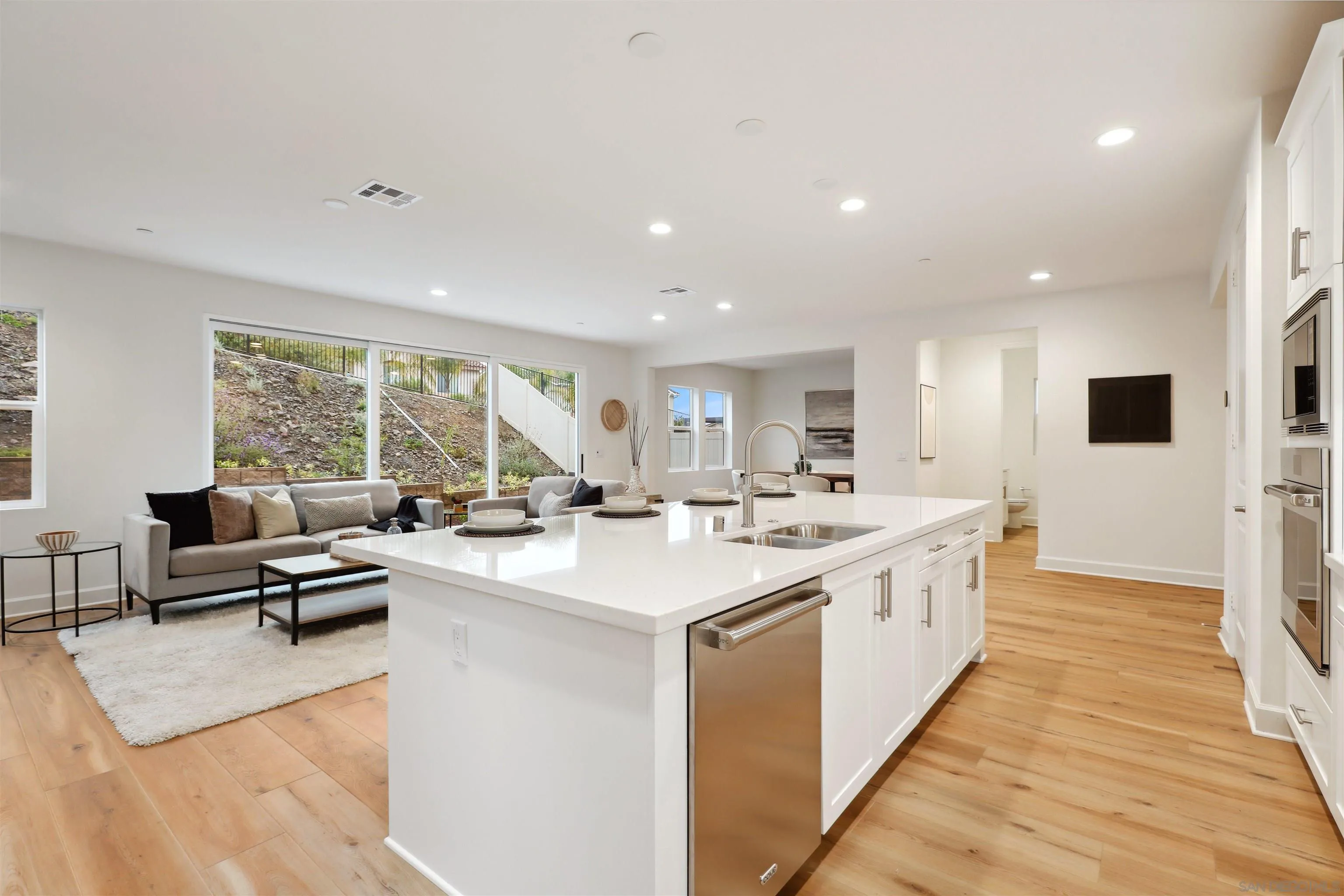 https://cdn.realtyfeed.com/cdn/127/260008335/ba3537b193efb9875bc94a90a3c03b85.webp