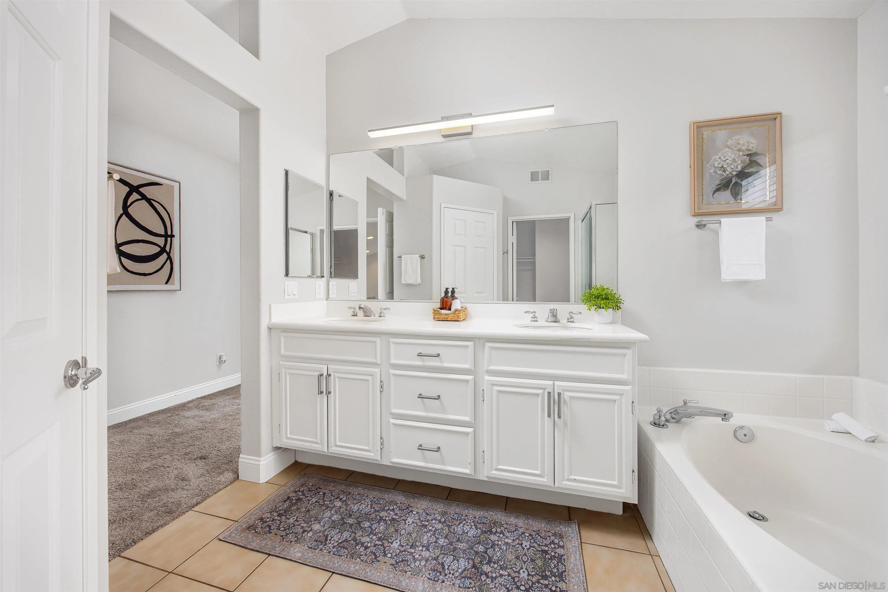 https://cdn.realtyfeed.com/cdn/127/260008344/767b4b345b0daaaf979f89df3552dda3.webp