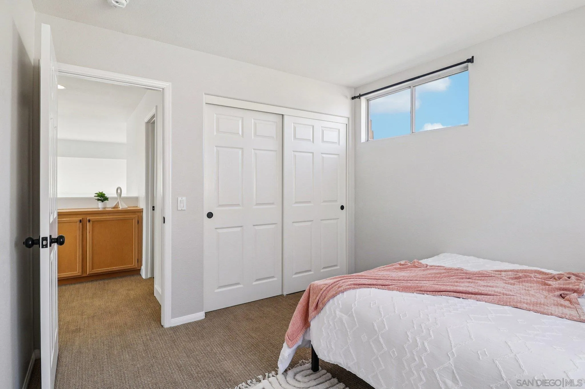 https://cdn.realtyfeed.com/cdn/127/260008350/d624c759882461fe66adeed3873234d1.webp