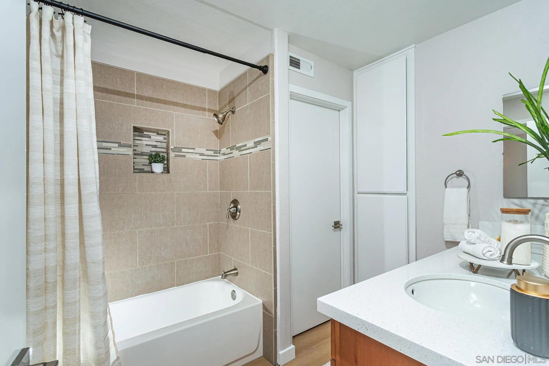 Photo #14: 260008356 Listing: Photo #14