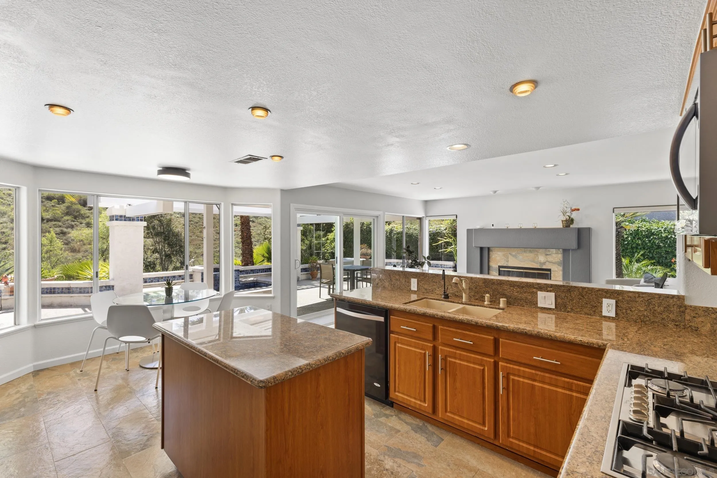 https://cdn.realtyfeed.com/cdn/127/260008360/98962ea861c492f410a1539fa3347848.webp