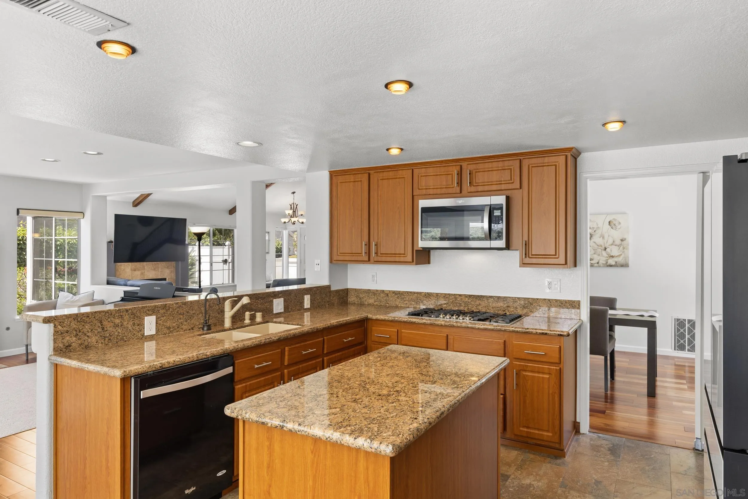 https://cdn.realtyfeed.com/cdn/127/260008360/d465dbb861a8418c97c28ad742fff692.webp