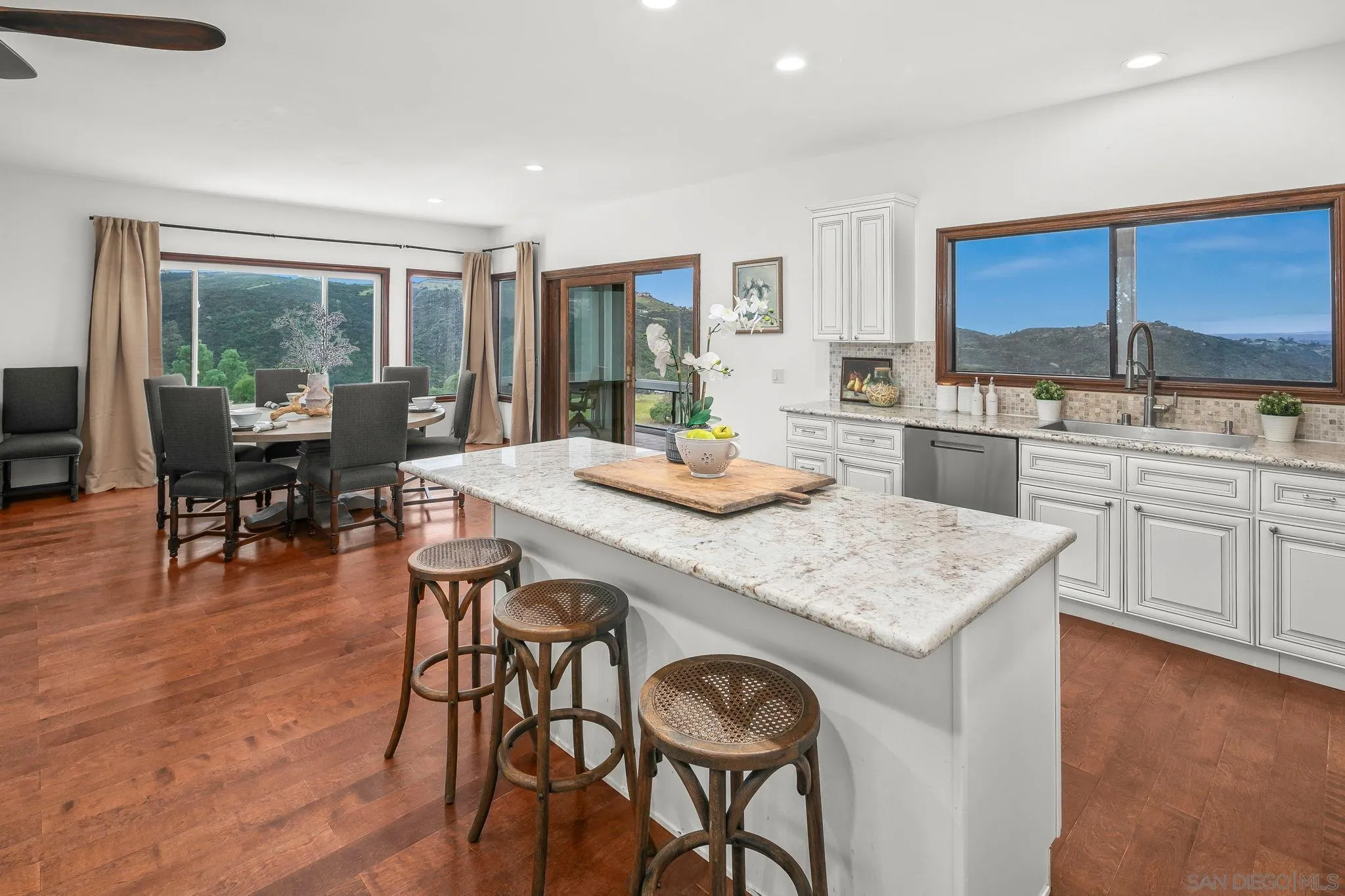 https://cdn.realtyfeed.com/cdn/127/260008365/051ef8b9e322660f26340873d3a6d37f.webp