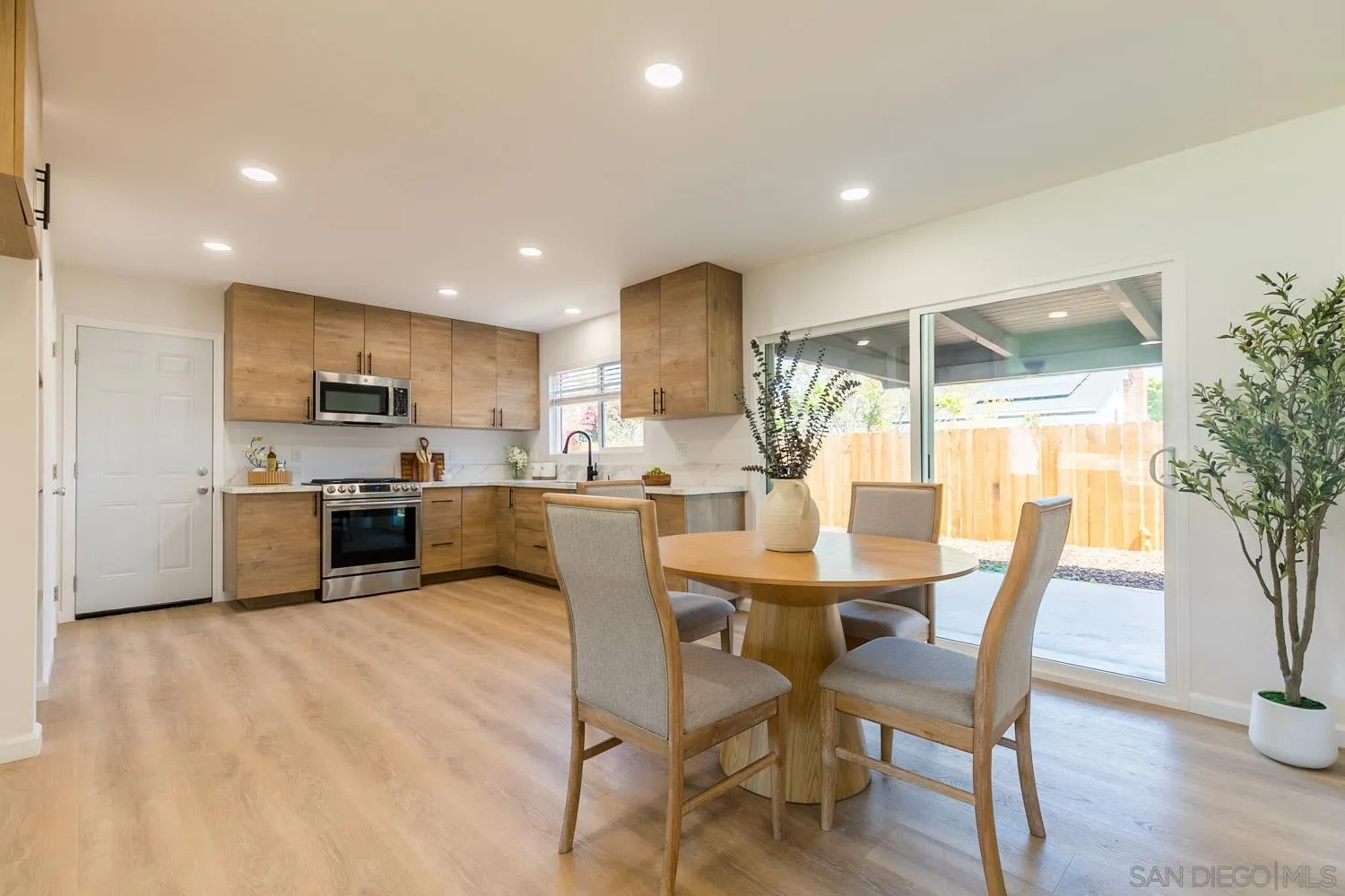 https://cdn.realtyfeed.com/cdn/127/260008372/ae9116d93c71f914c04f1d1c5fe1e72b.webp