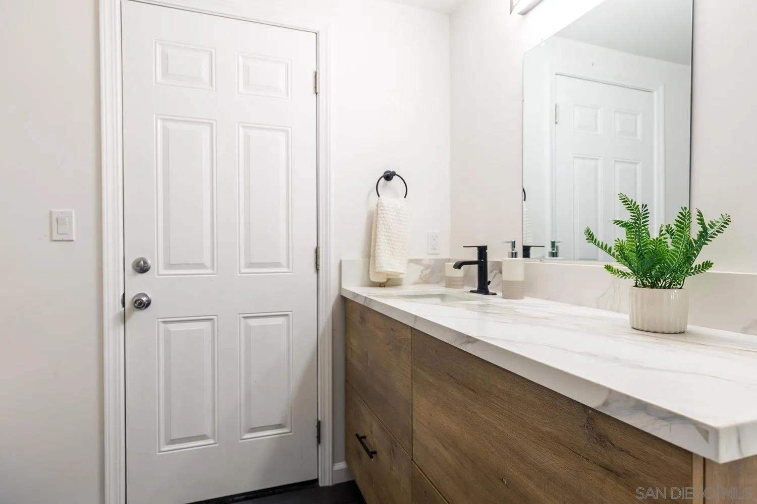 https://cdn.realtyfeed.com/cdn/127/260008372/f65f217059f7755adfbd03f1252aa91a.webp