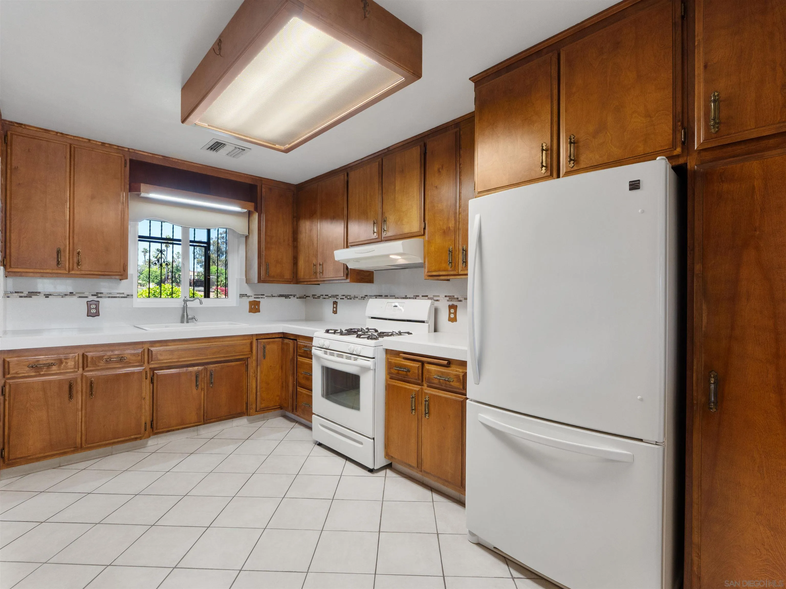 https://cdn.realtyfeed.com/cdn/127/260008380/efe1198815e038dee7c548bac74435f1.webp