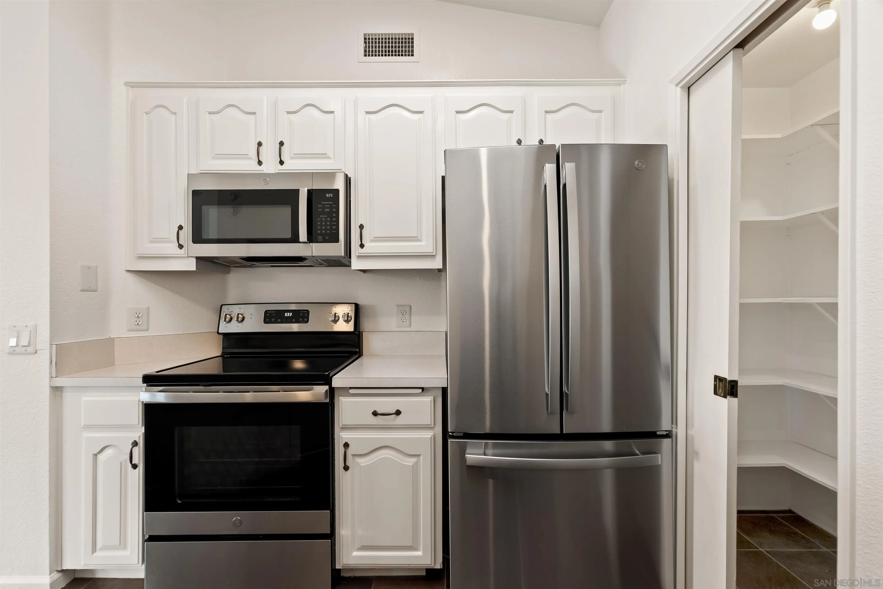 https://cdn.realtyfeed.com/cdn/127/260008384/6c4d9a73d1a47d69e19051e1d46f0b3e.webp