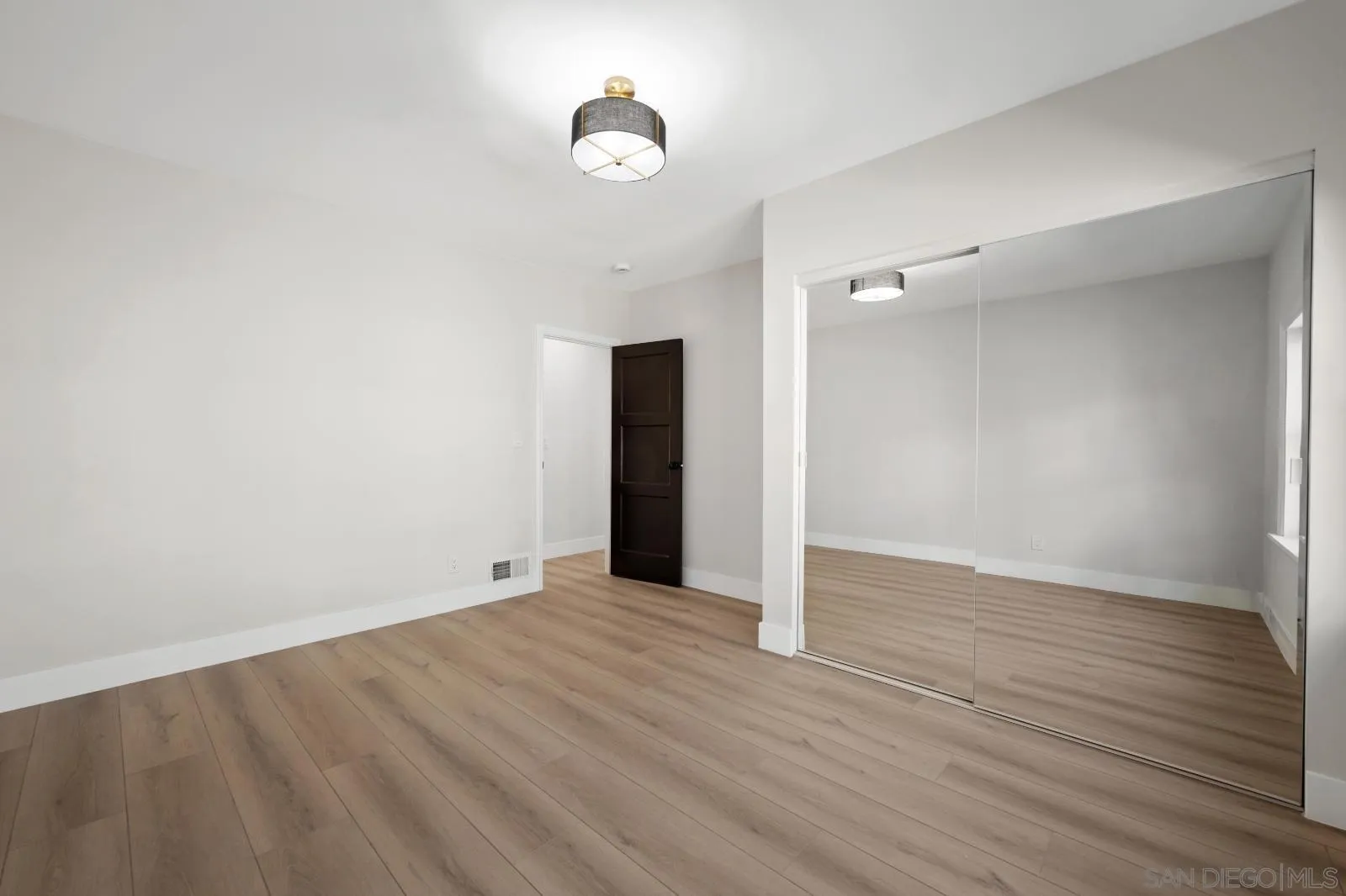 https://cdn.realtyfeed.com/cdn/127/260008396/1feda126ad31d454dced6d8ebf0019a1.webp