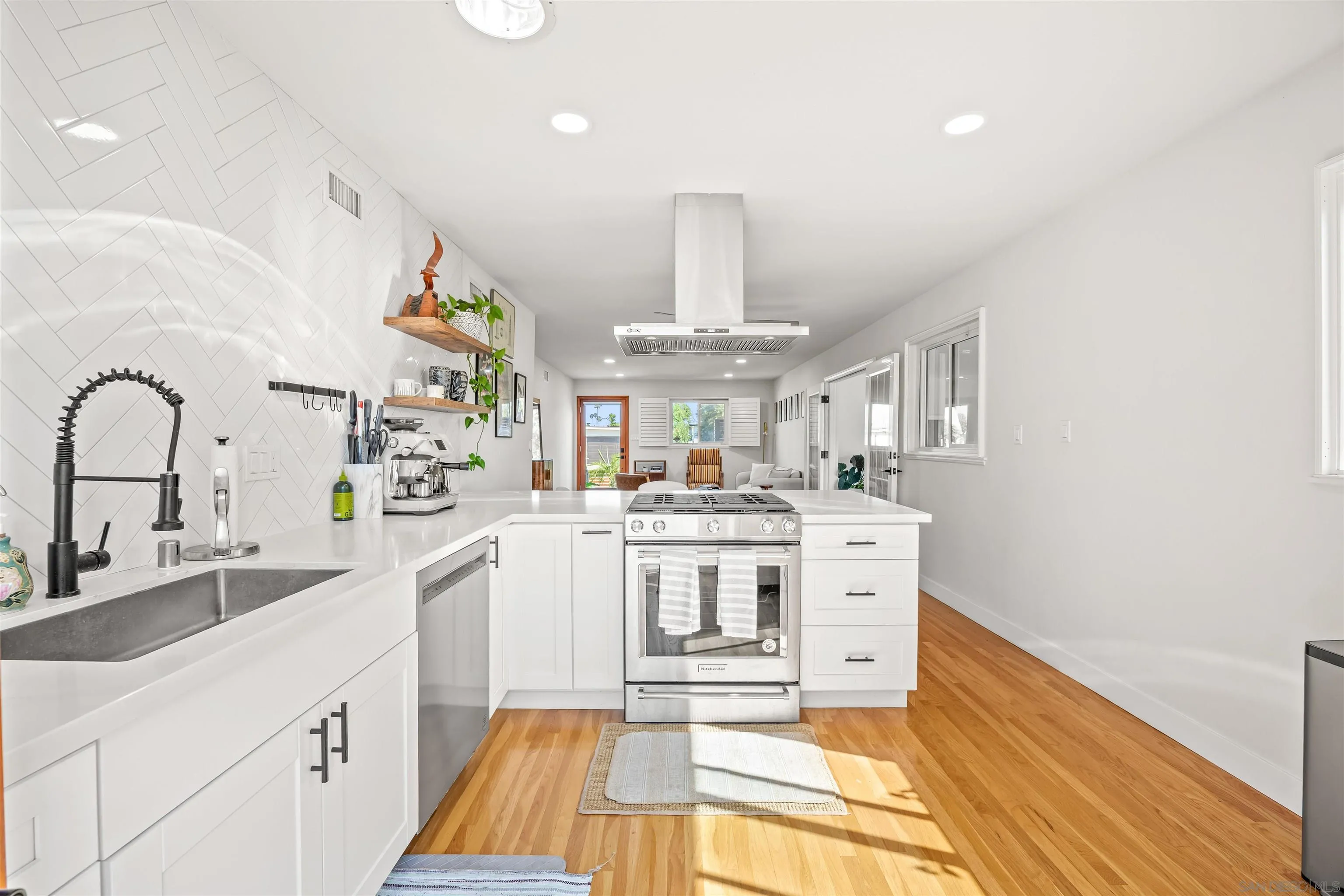 https://cdn.realtyfeed.com/cdn/127/260008410/10d943438f56b5d0edd871cb5198e912.webp