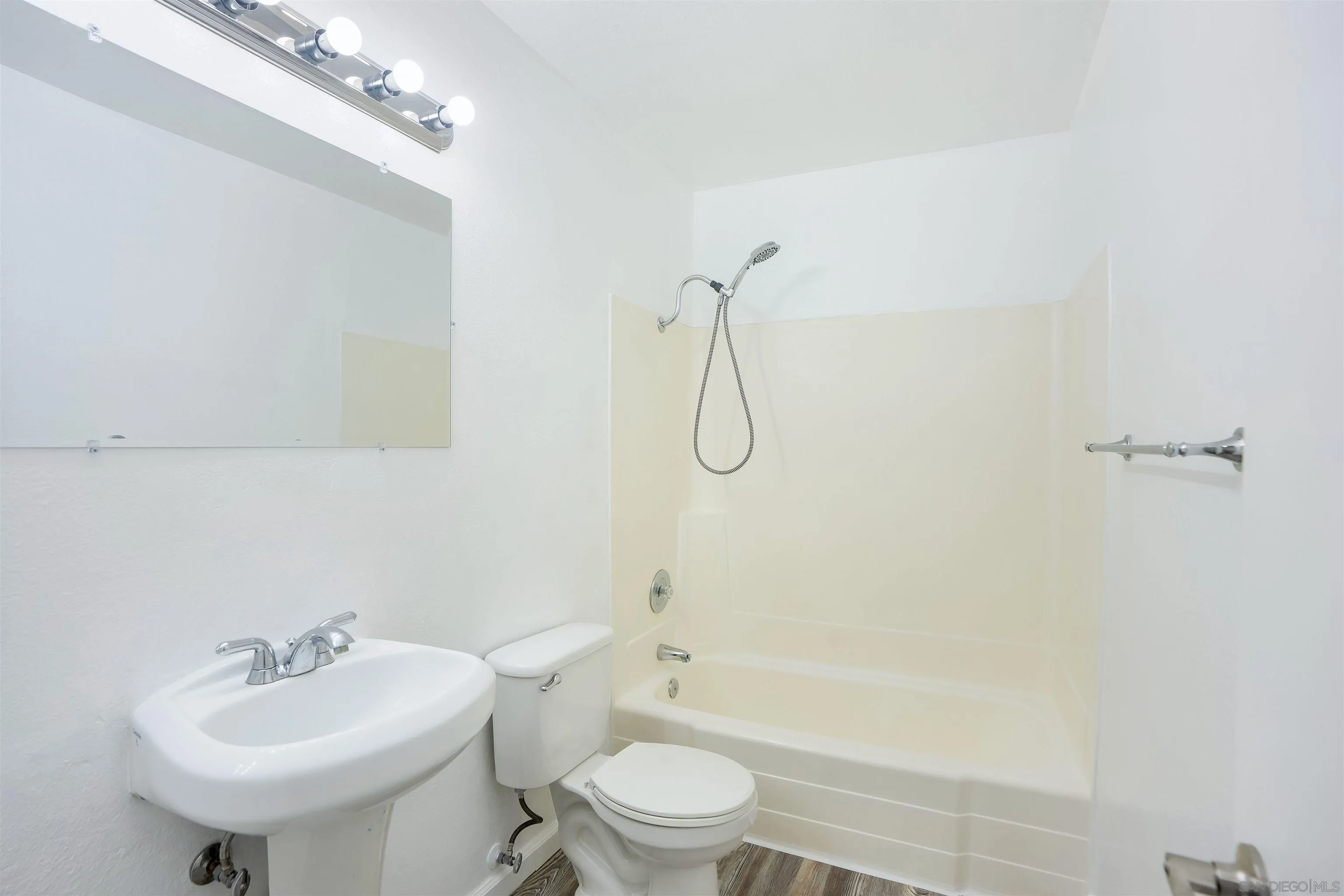 Photo #10: 260008411 Listing: Photo #10
