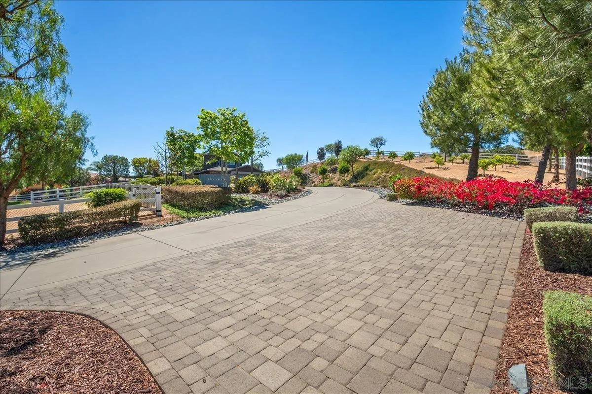 https://cdn.realtyfeed.com/cdn/127/260008427/645f2e972dfdc289901c1d458197678c.webp