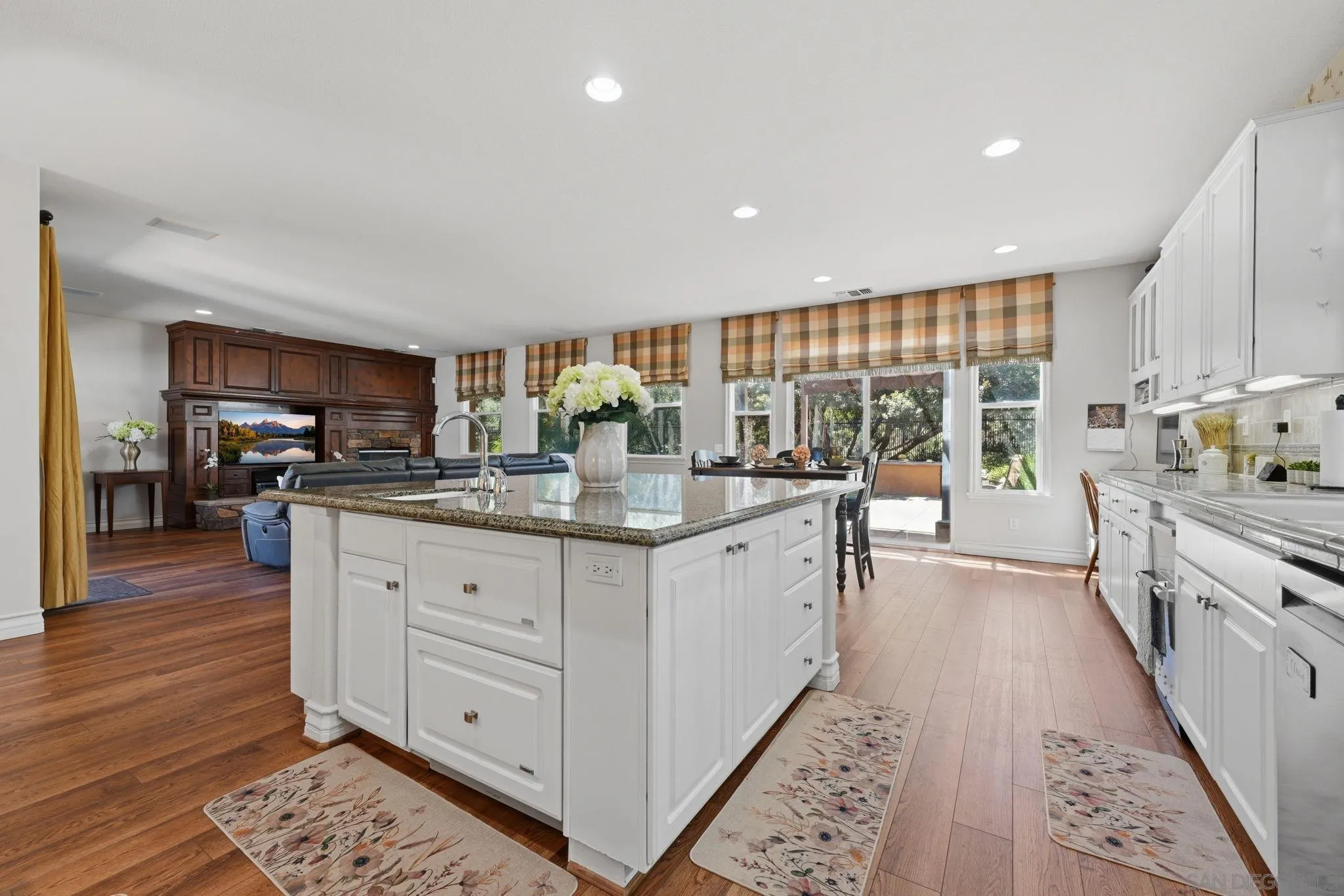 https://cdn.realtyfeed.com/cdn/127/260008448/2d3a984e3aa7b8c58defef306ad1bde9.webp