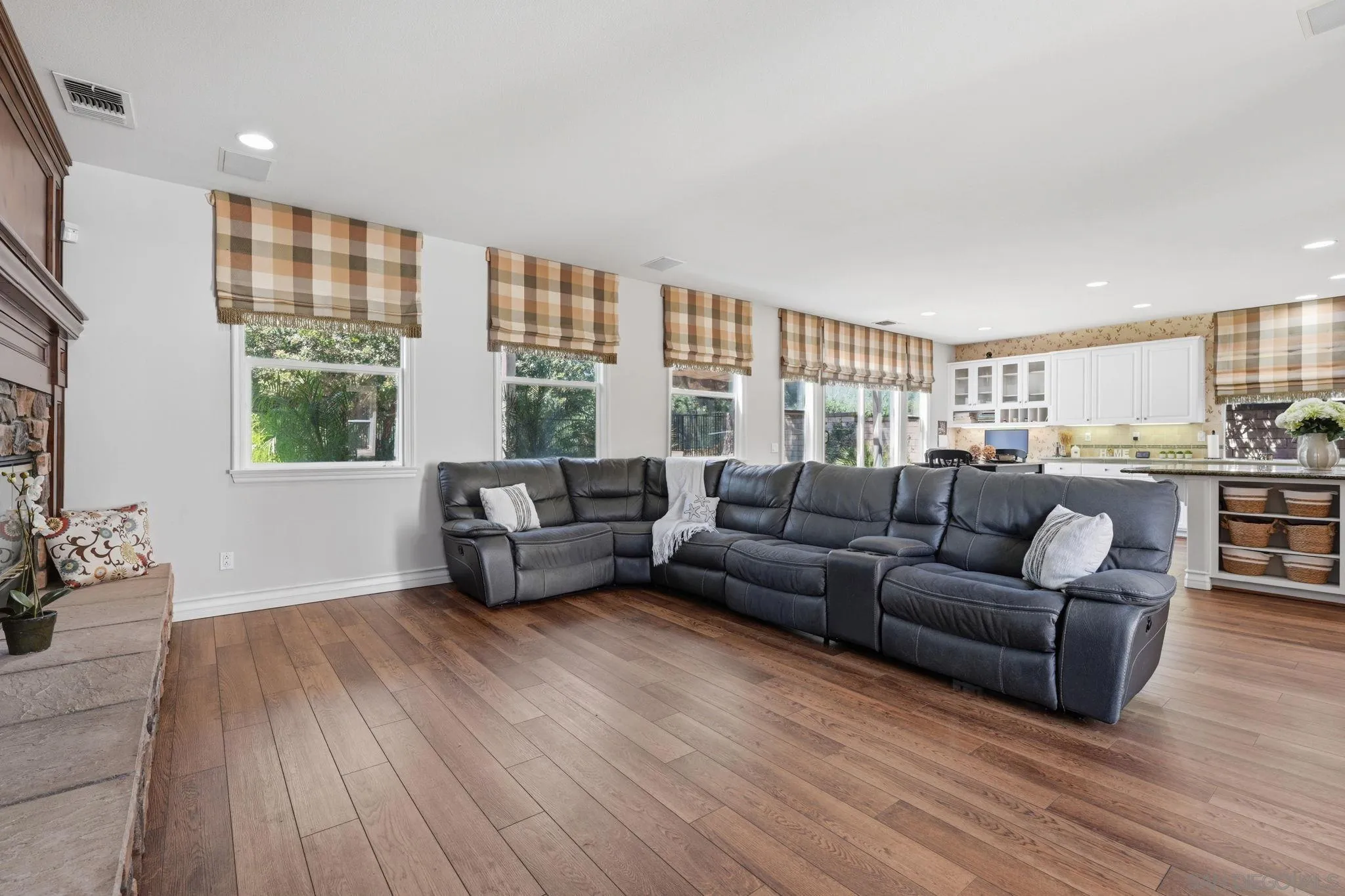 https://cdn.realtyfeed.com/cdn/127/260008448/c1039f63f88b67f4907f6465ef37d5b5.webp